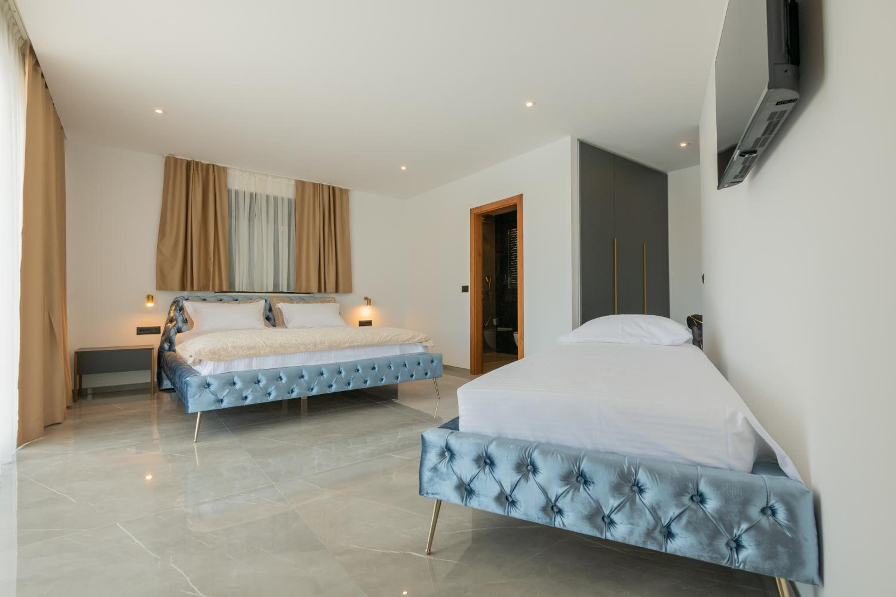 Villa photo 3