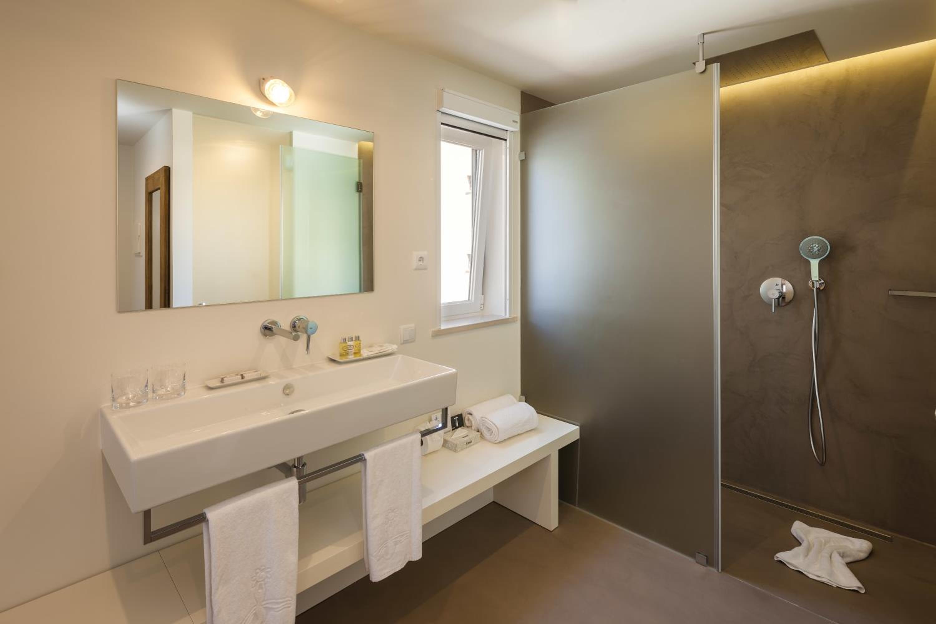 Deluxe Double or Twin Room - Photo 3