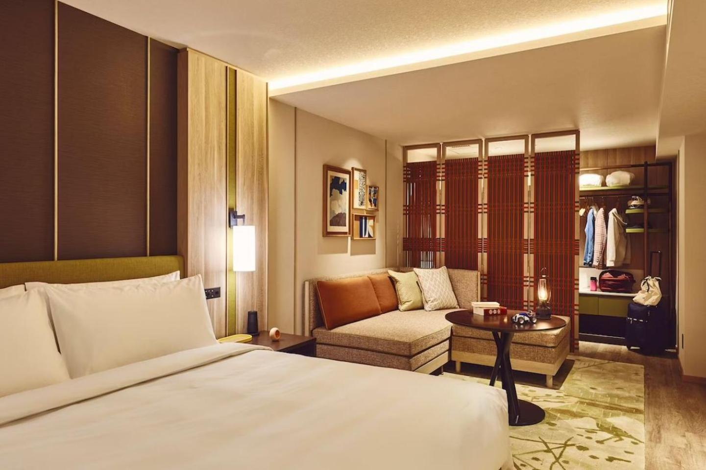 Suite with One King Bed (Non Smoking) - Photo 8