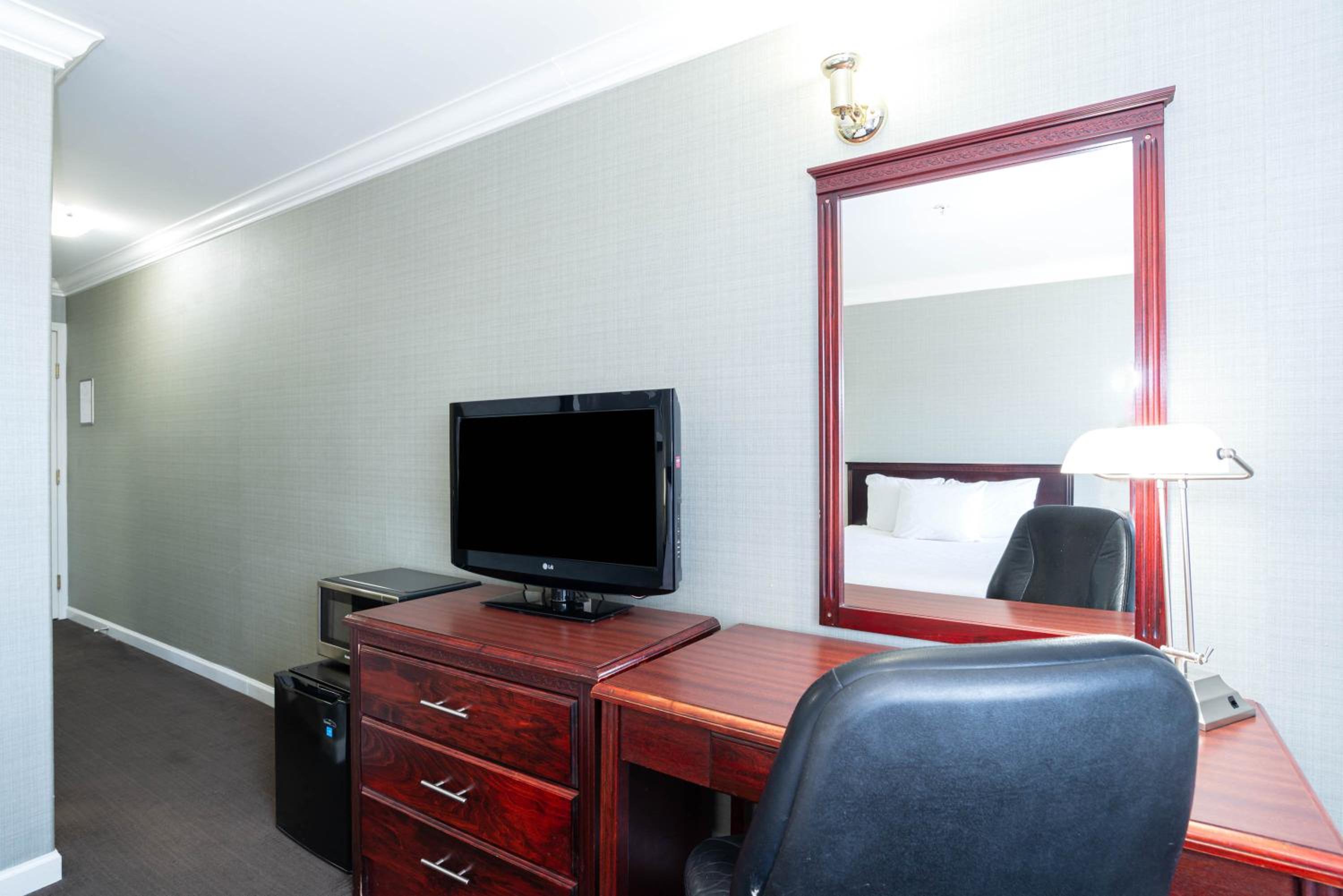 Standard Room, 1 Queen Bed - Photo 4