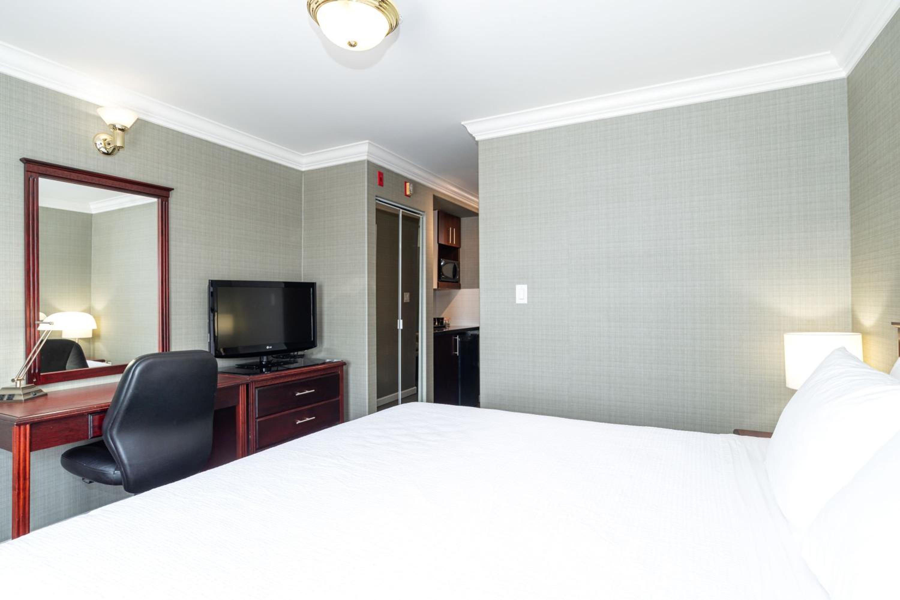 Standard Room, 1 King Bed - Photo 4