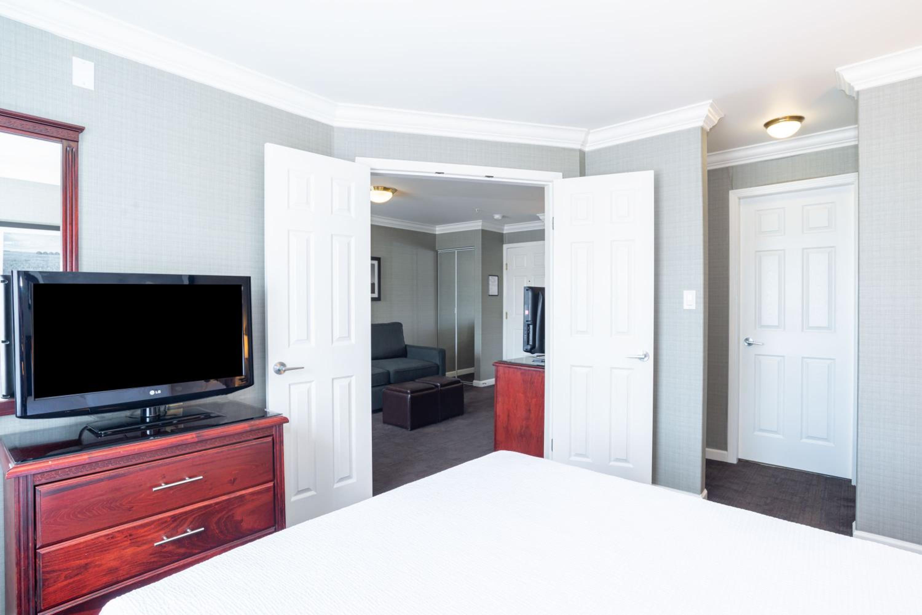 Standard Suite, 1 Queen Bed, Kitchenette - Photo 3