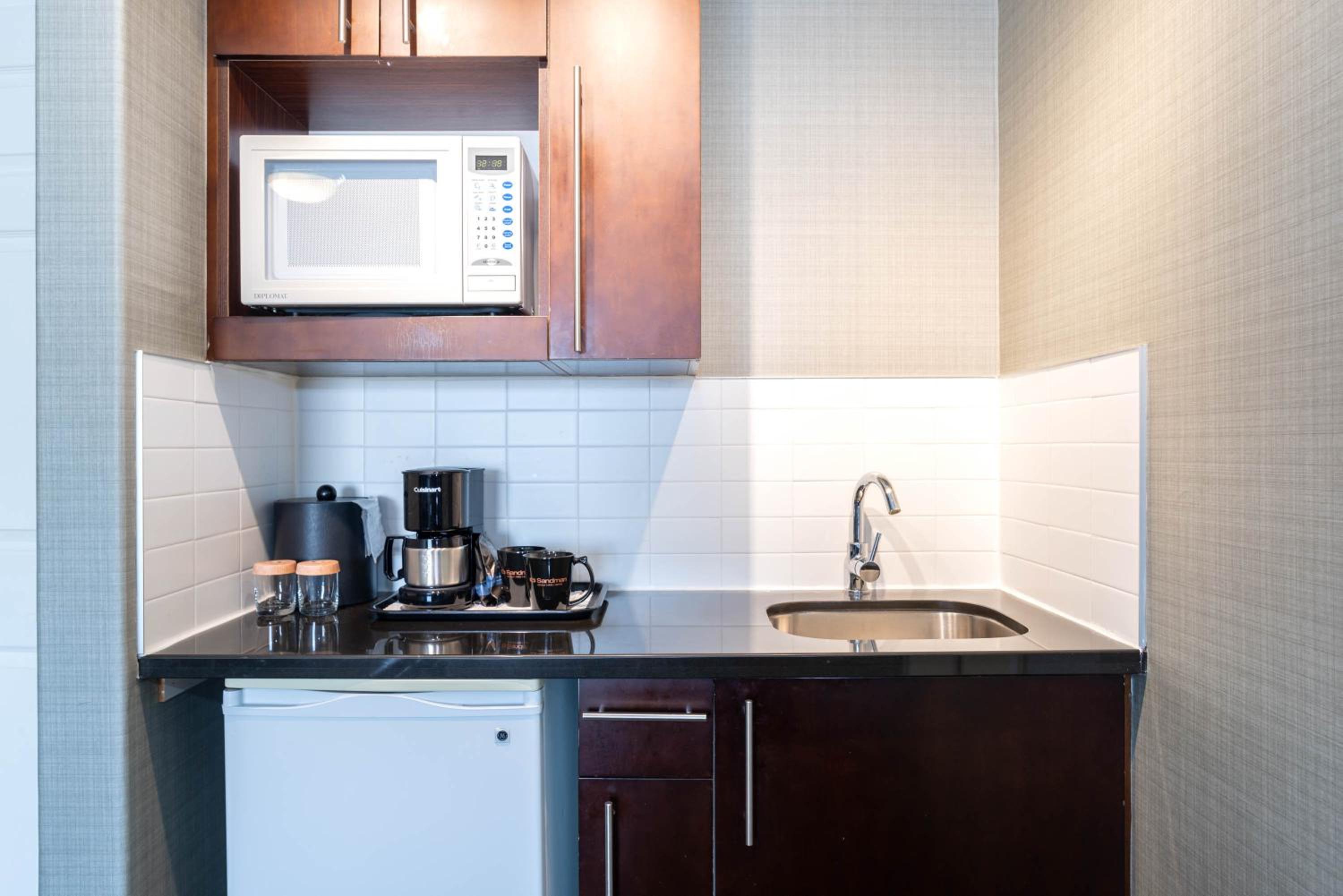 Standard Suite, 1 Queen Bed, Kitchenette - Photo 2