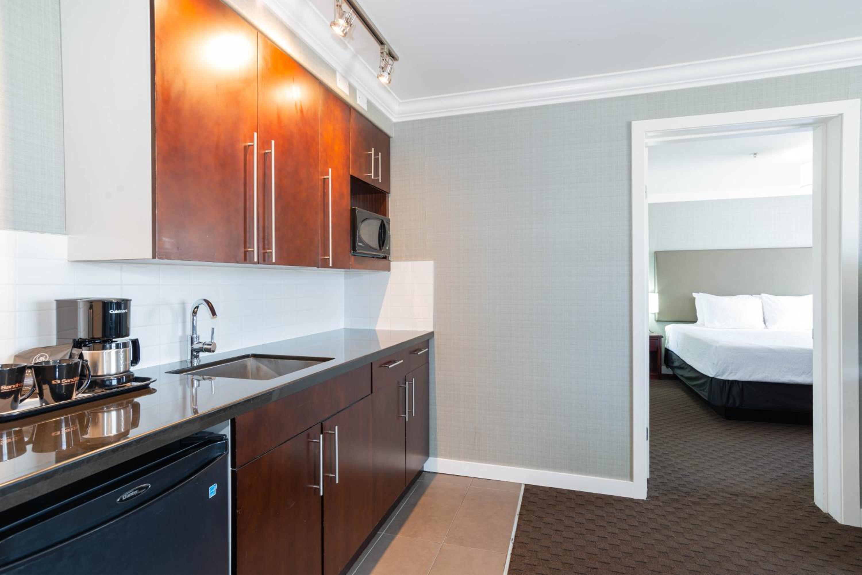 Grand Suite, 1 King Bed, Sofa Bed, Kitchenette - Photo 7