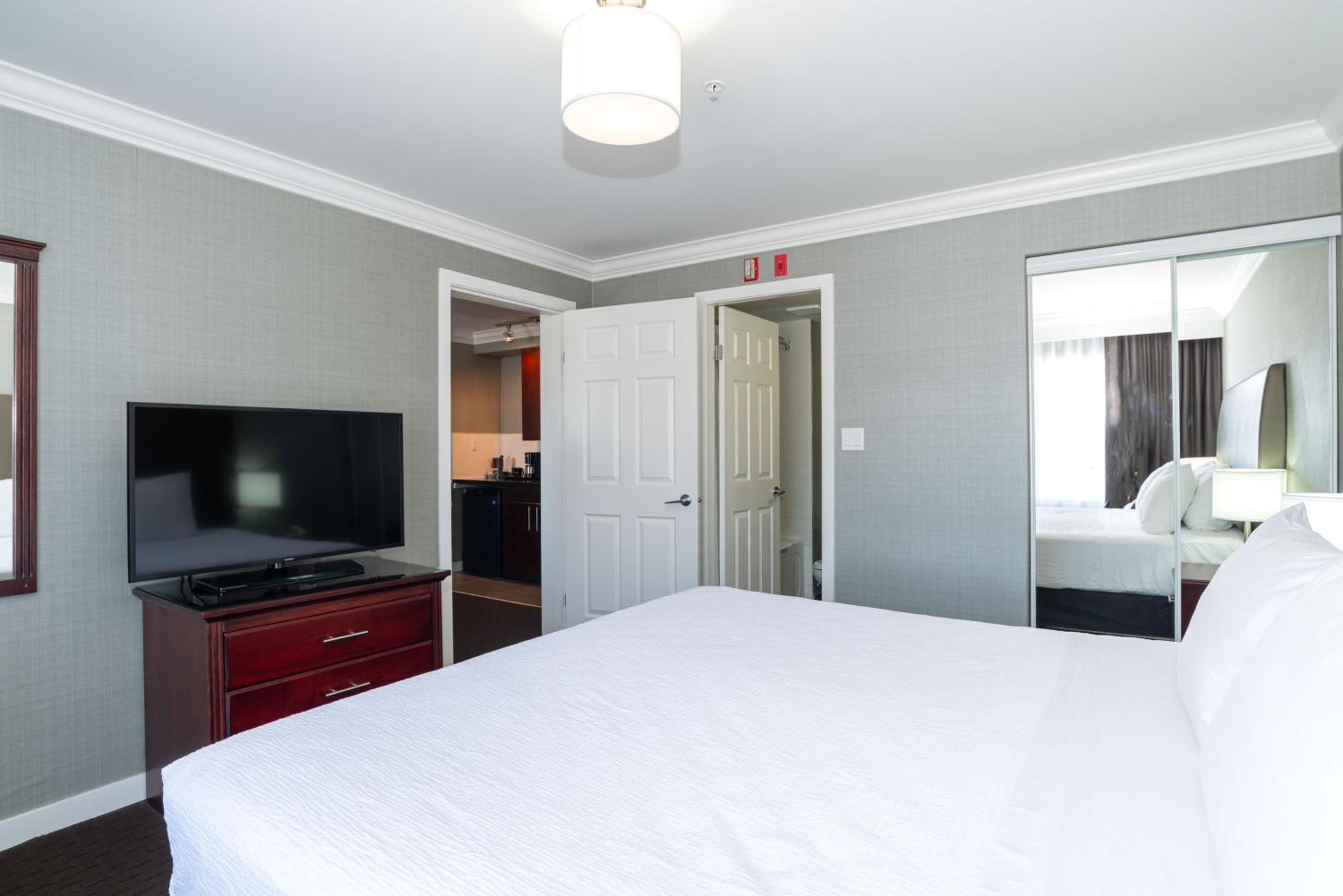 Grand Suite, 1 King Bed, Sofa Bed, Kitchenette - Photo 4