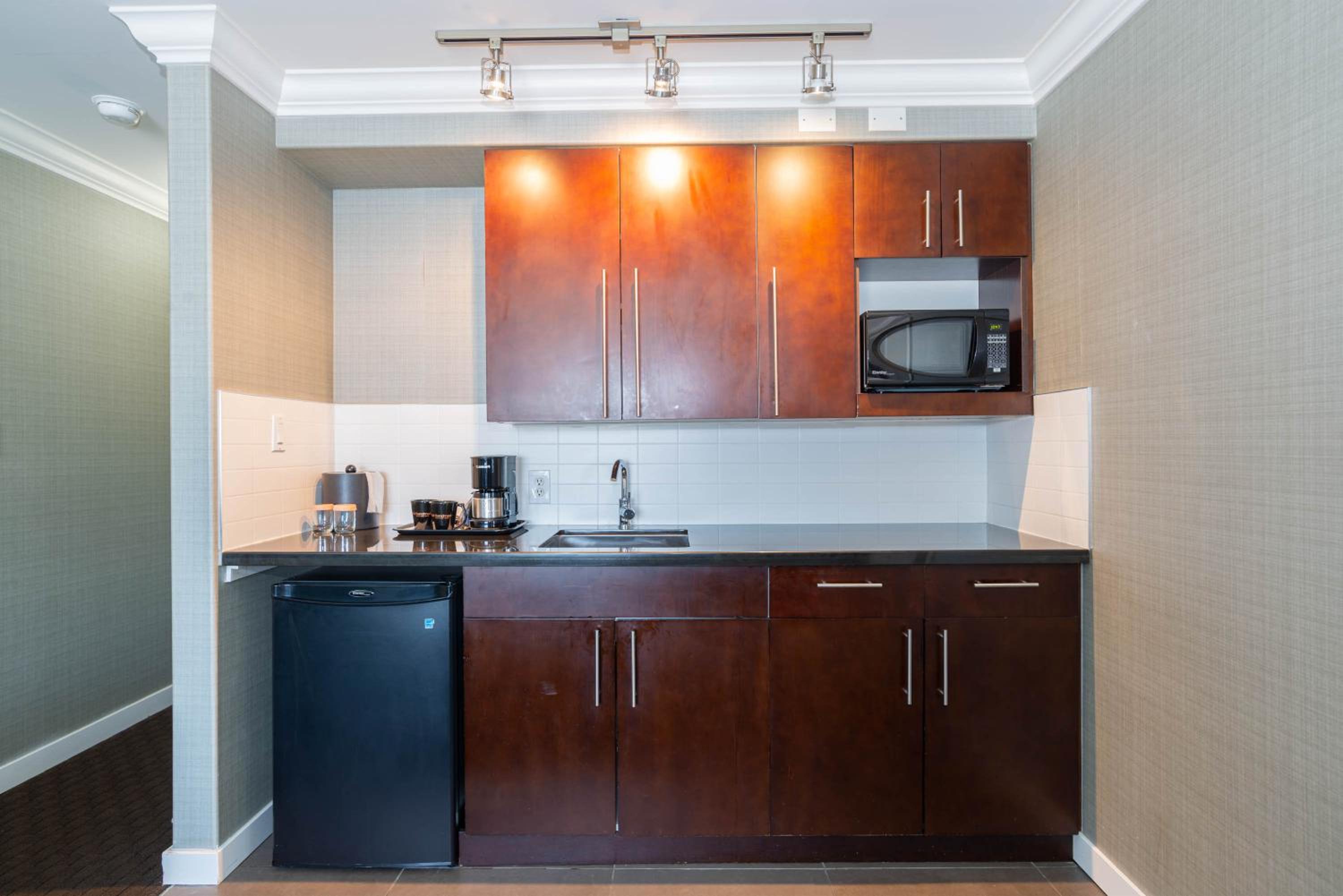 Grand Suite, 1 King Bed, Sofa Bed, Kitchenette - Photo 5