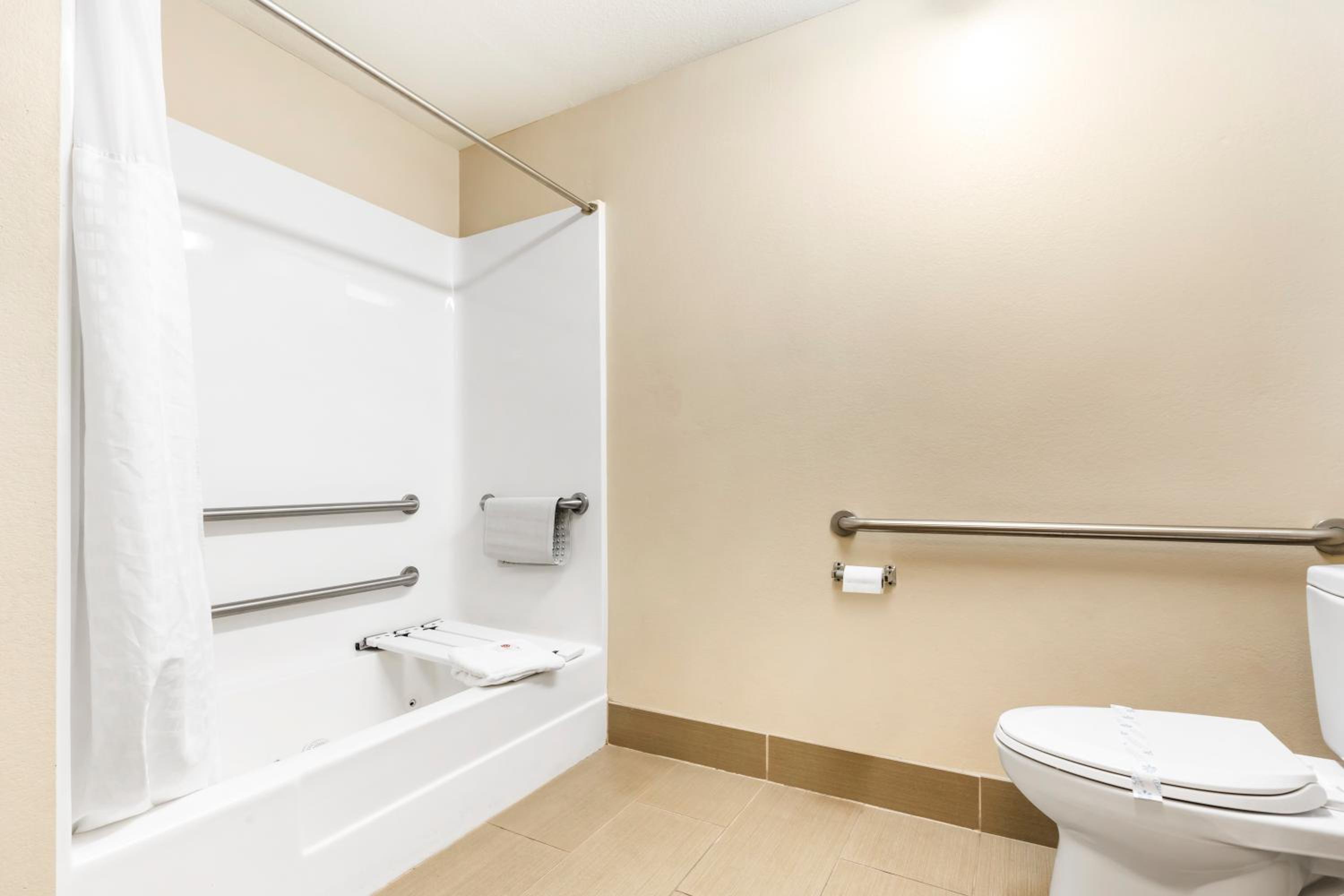 Suite with One King Bed and Two Queen Beds - Accessible/Non-Smoking - Photo 4