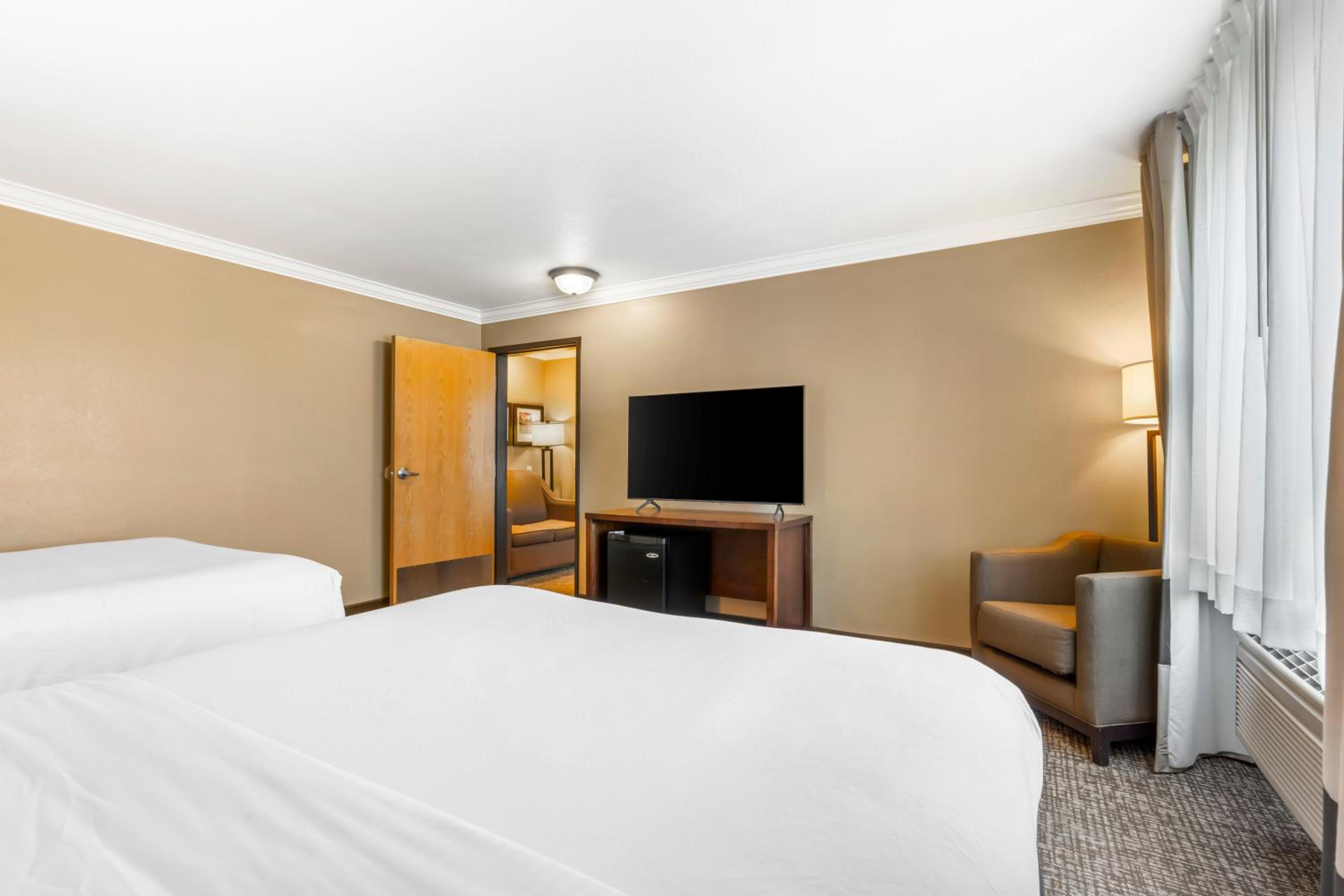 Suite with One King Bed and Two Queen Beds - Accessible/Non-Smoking - Photo 1