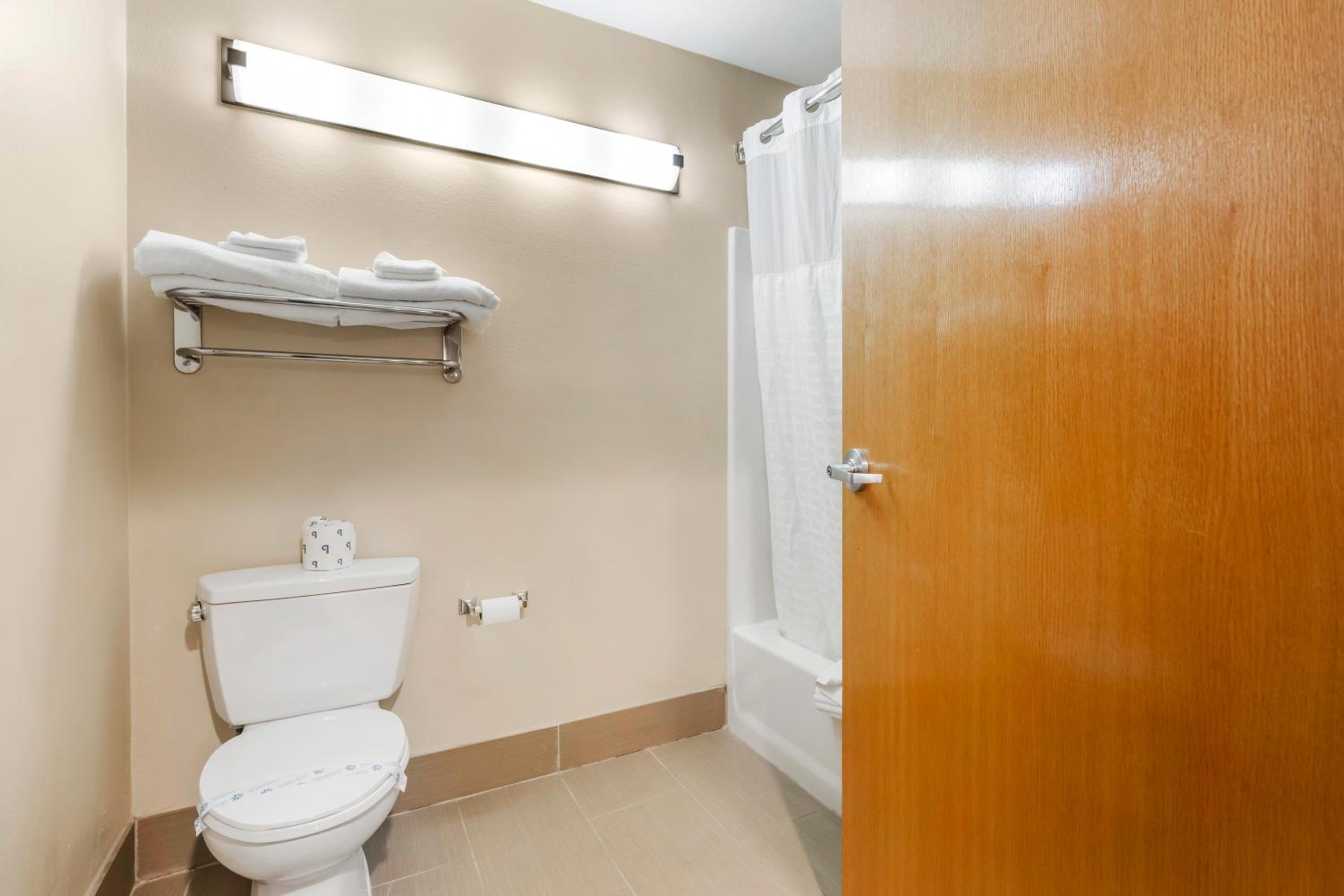 Suite with One King Bed and One Queen Bed - Accessible/Non-Smoking - Photo 6