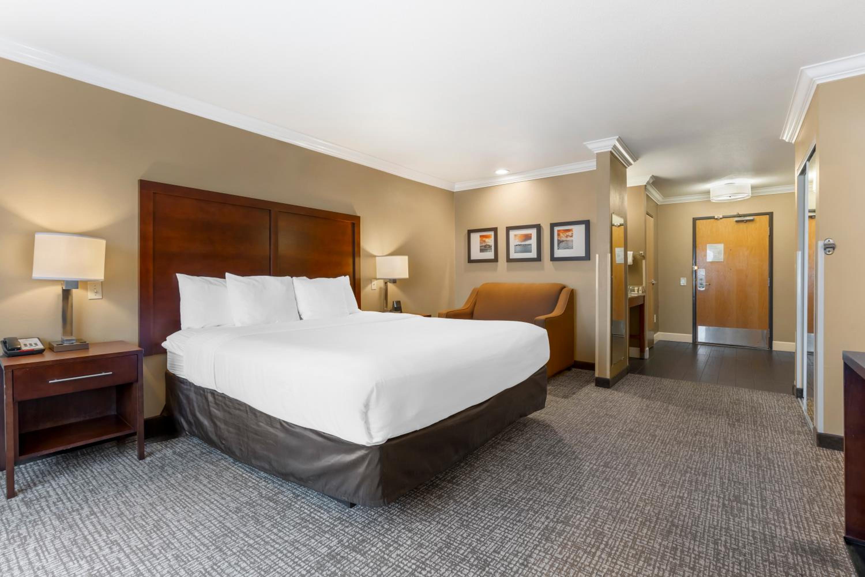 Suite with One King Bed and One Queen Bed - Accessible/Non-Smoking - Photo 2