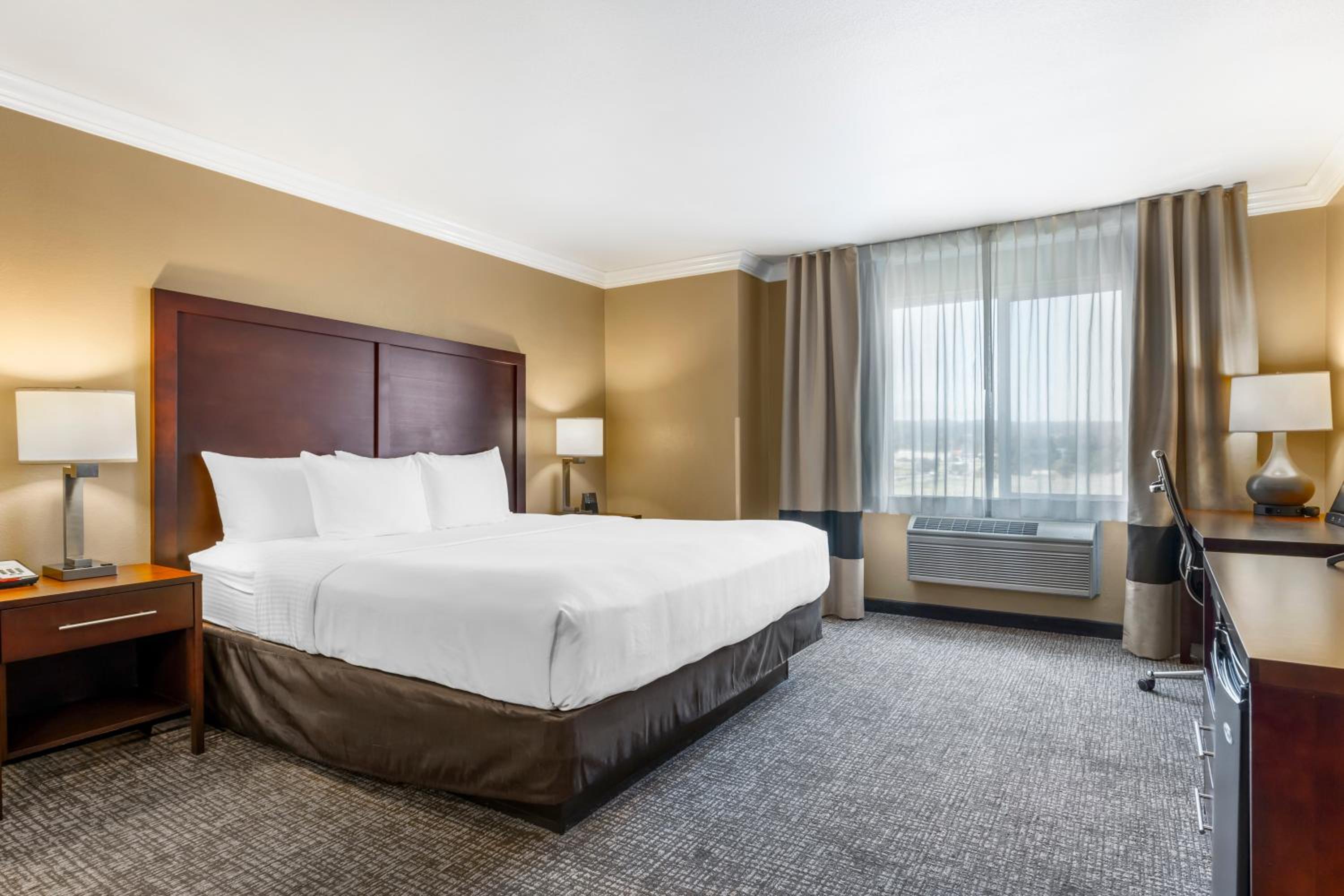 Suite with One King Bed and Two Queen Beds - Accessible/Non-Smoking - Photo 6