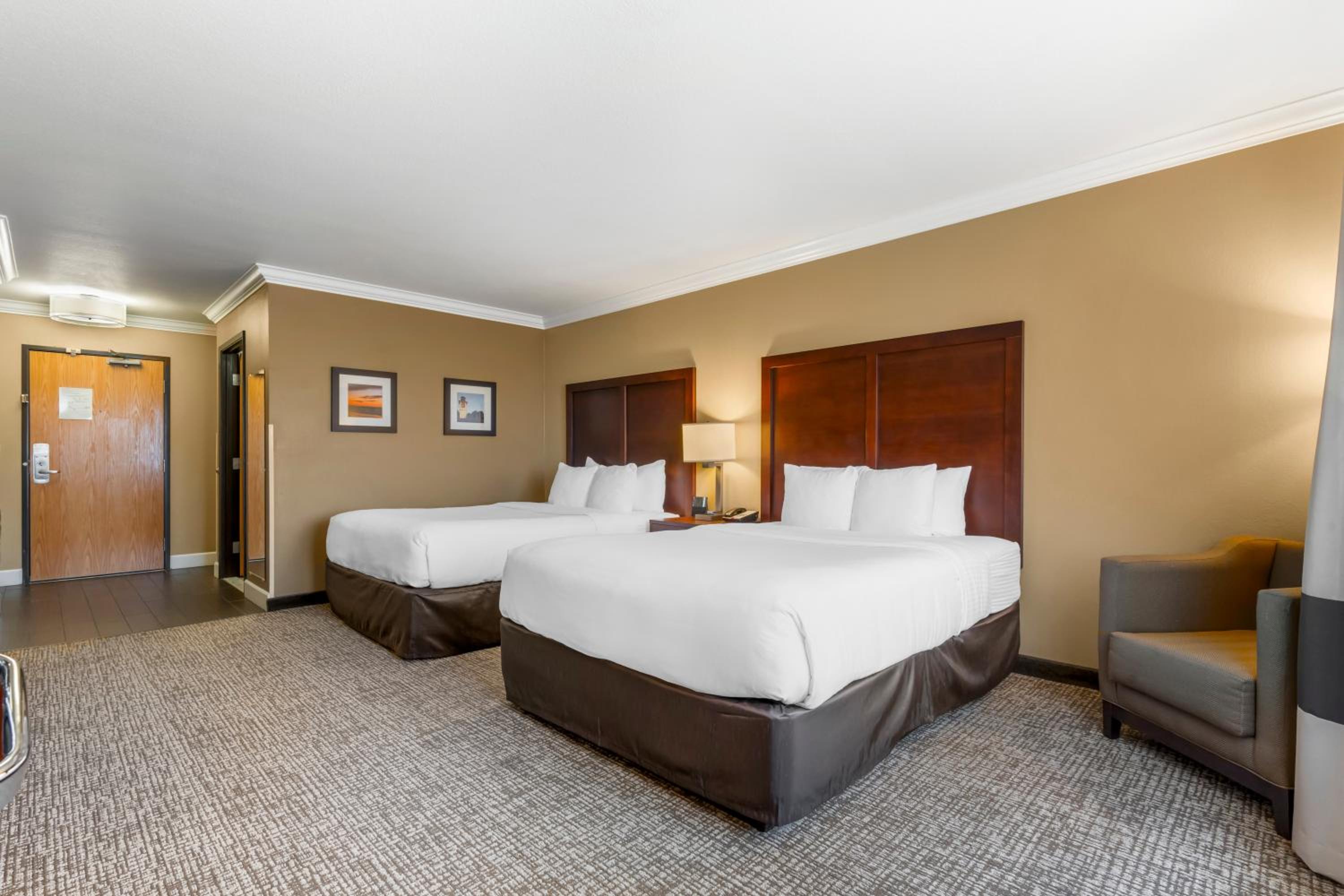 Queen Room with Two Queen Beds - Photo 7