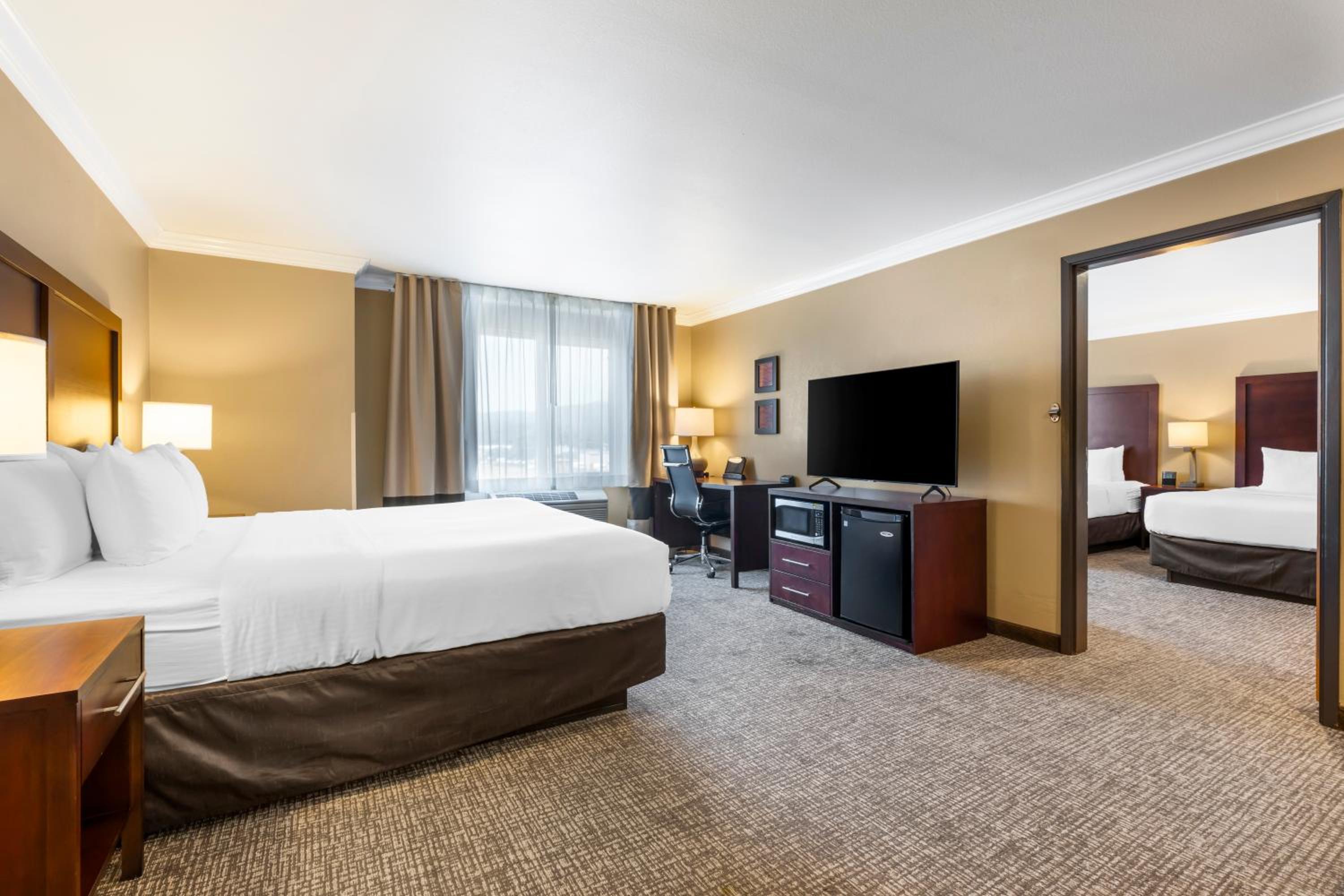 Suite with One King Bed and Two Queen Beds - Accessible/Non-Smoking - Photo 3