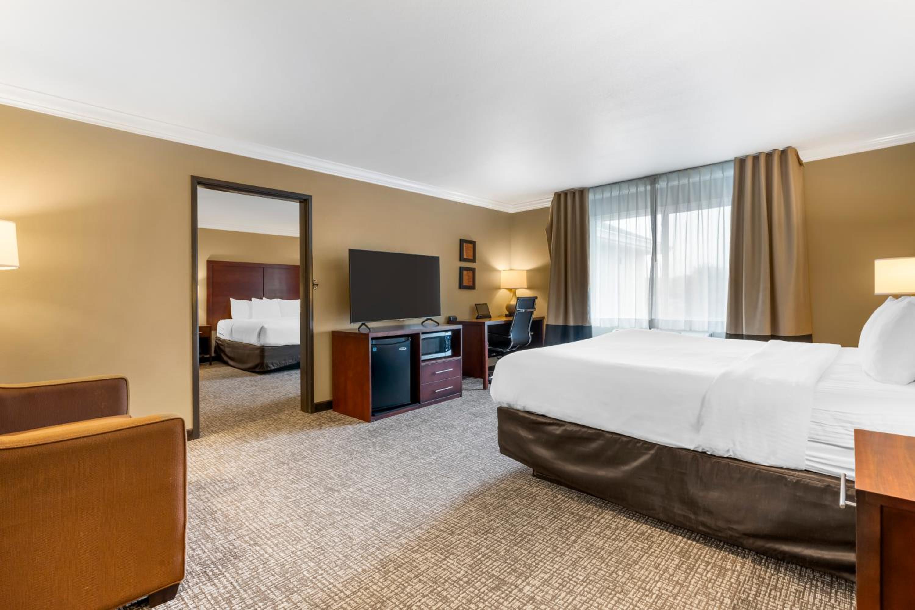 Suite with One King Bed and One Queen Bed - Accessible/Non-Smoking - Photo 3