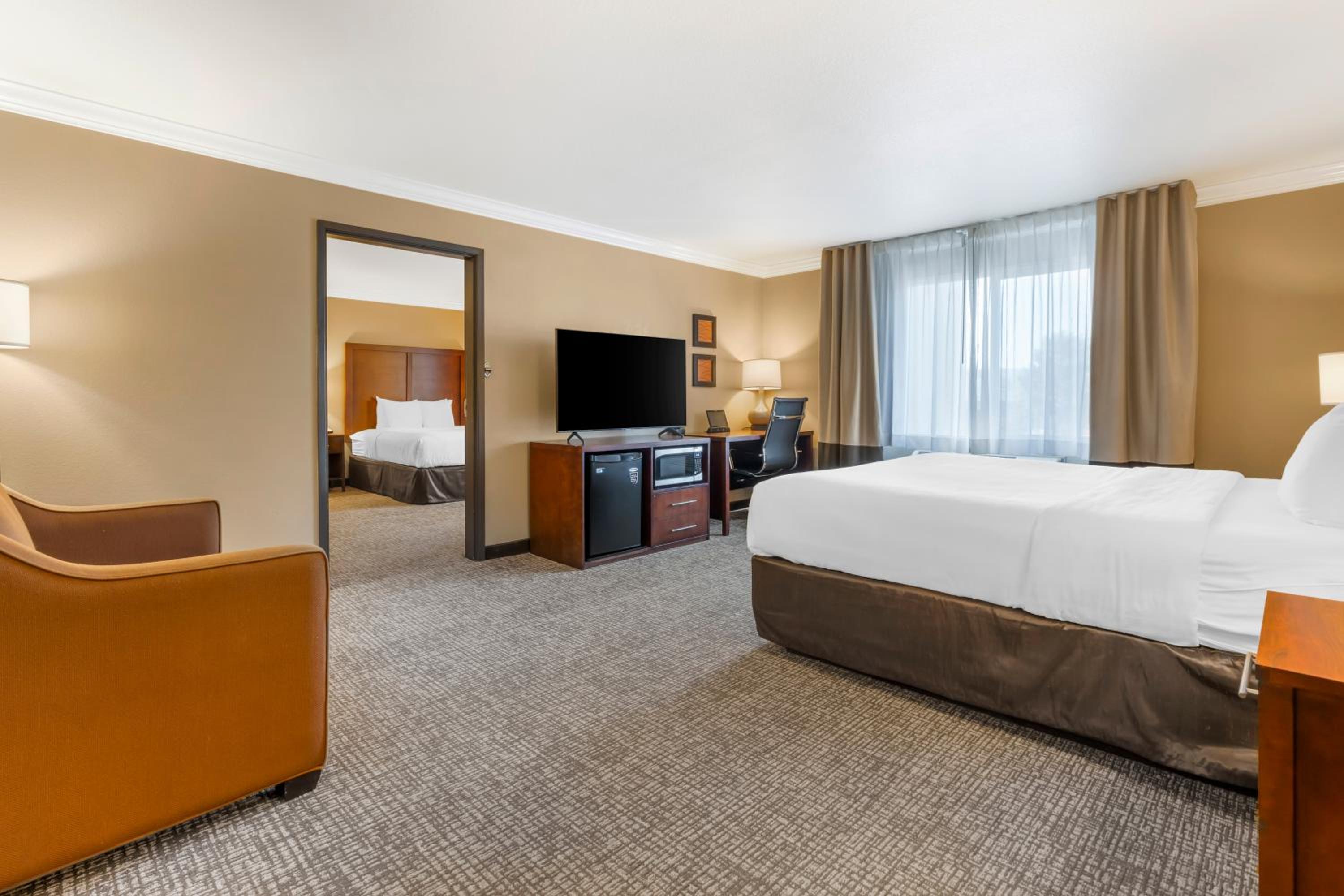 Suite with One King Bed and One Queen Bed - Accessible/Non-Smoking - Photo 4