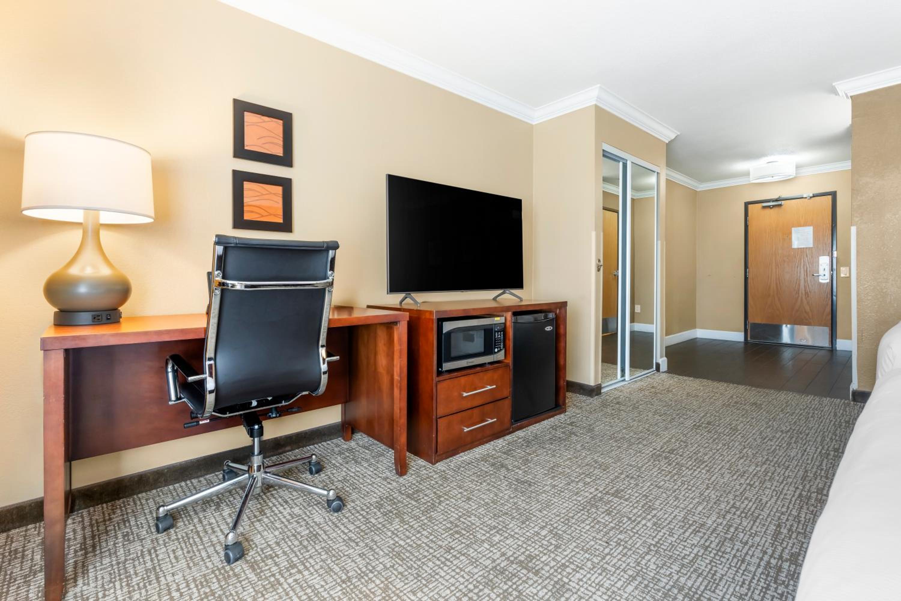 Queen Room with Two Queen Beds - Accessible/Non-Smoking  - Photo 3