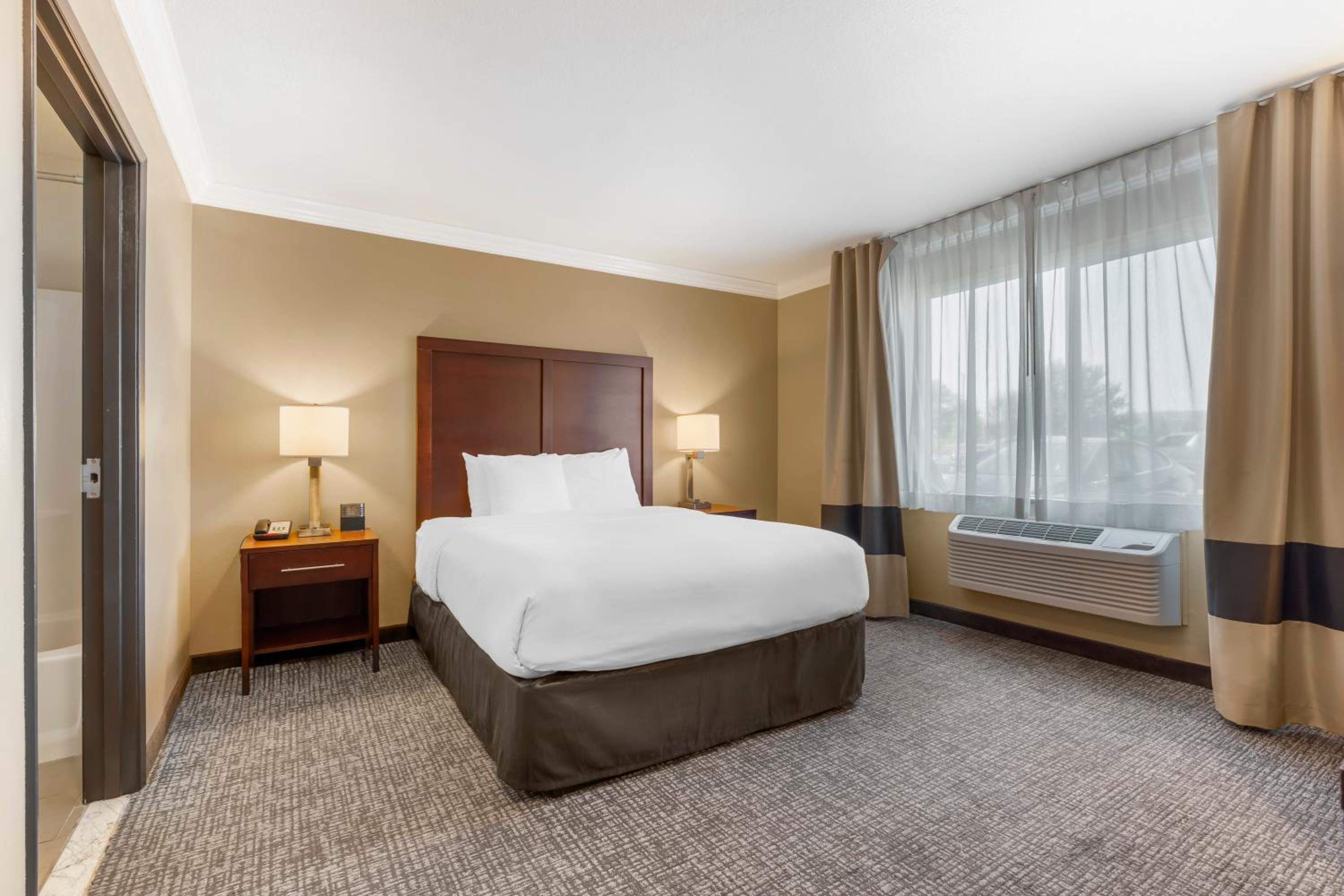 Suite with One King Bed and One Queen Bed - Accessible/Non-Smoking - Photo 5