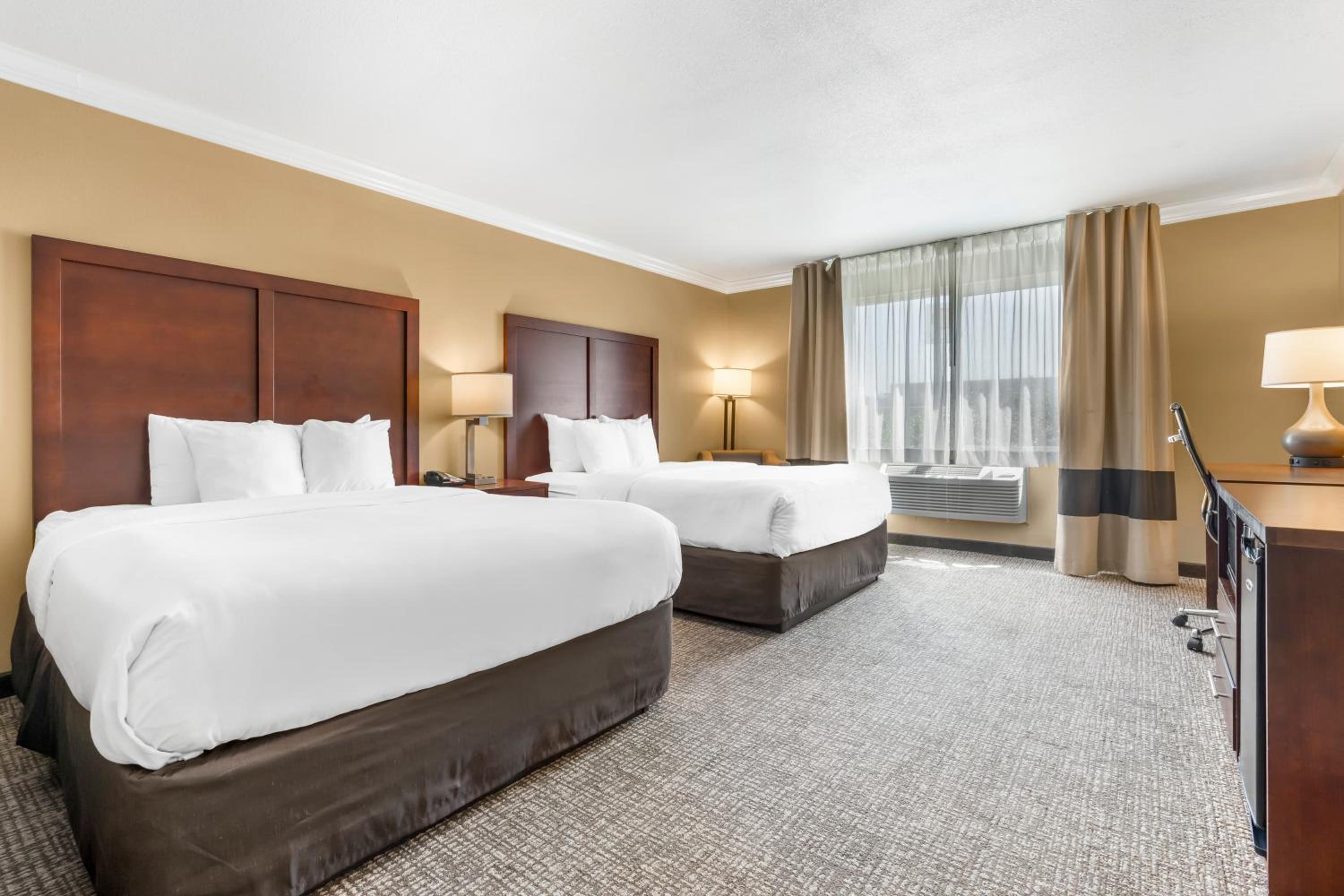 Queen Room with Two Queen Beds - Accessible/Non-Smoking  - Photo 4