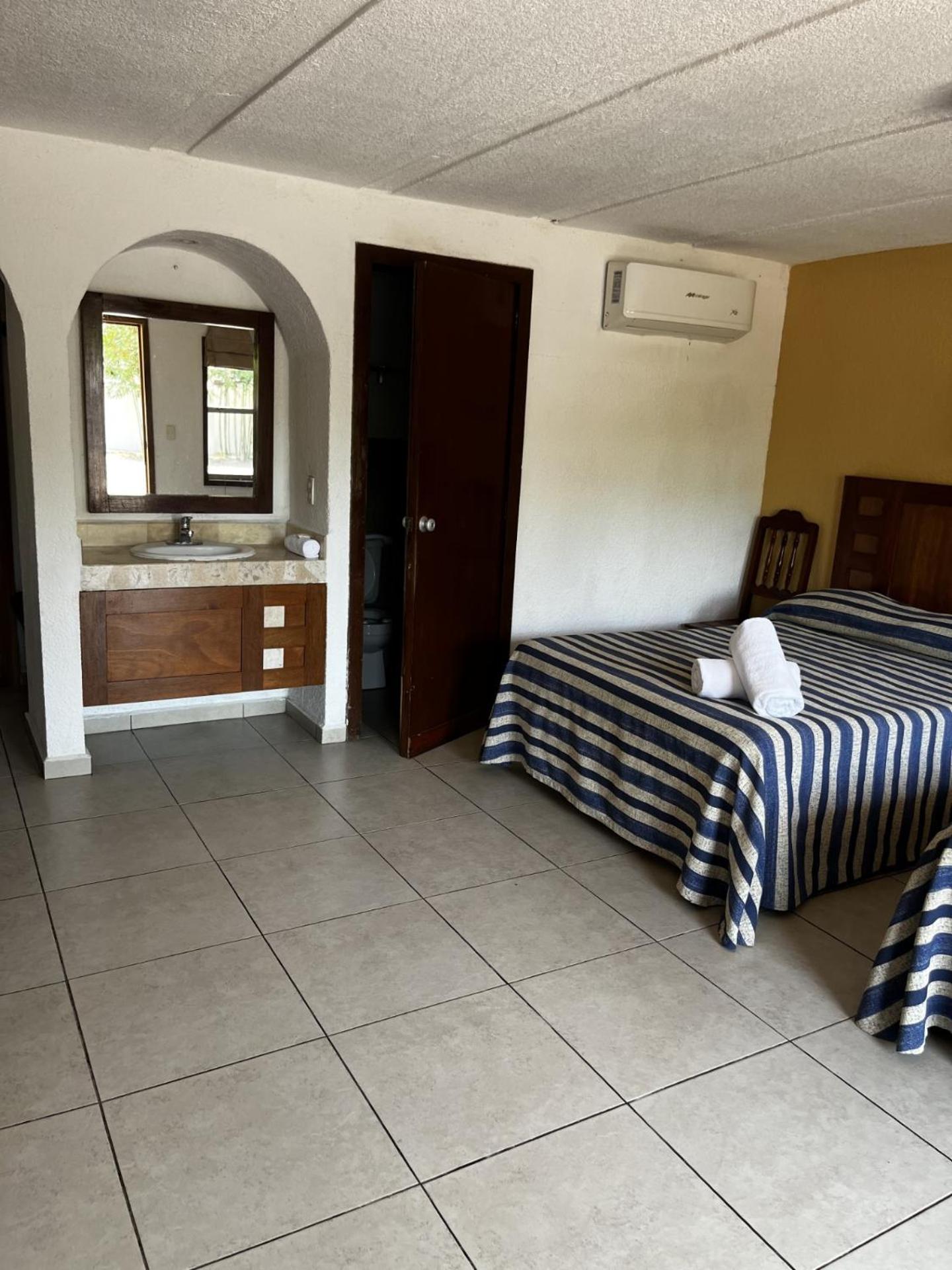 Double Room with Two Double Beds with Garden View photo 3