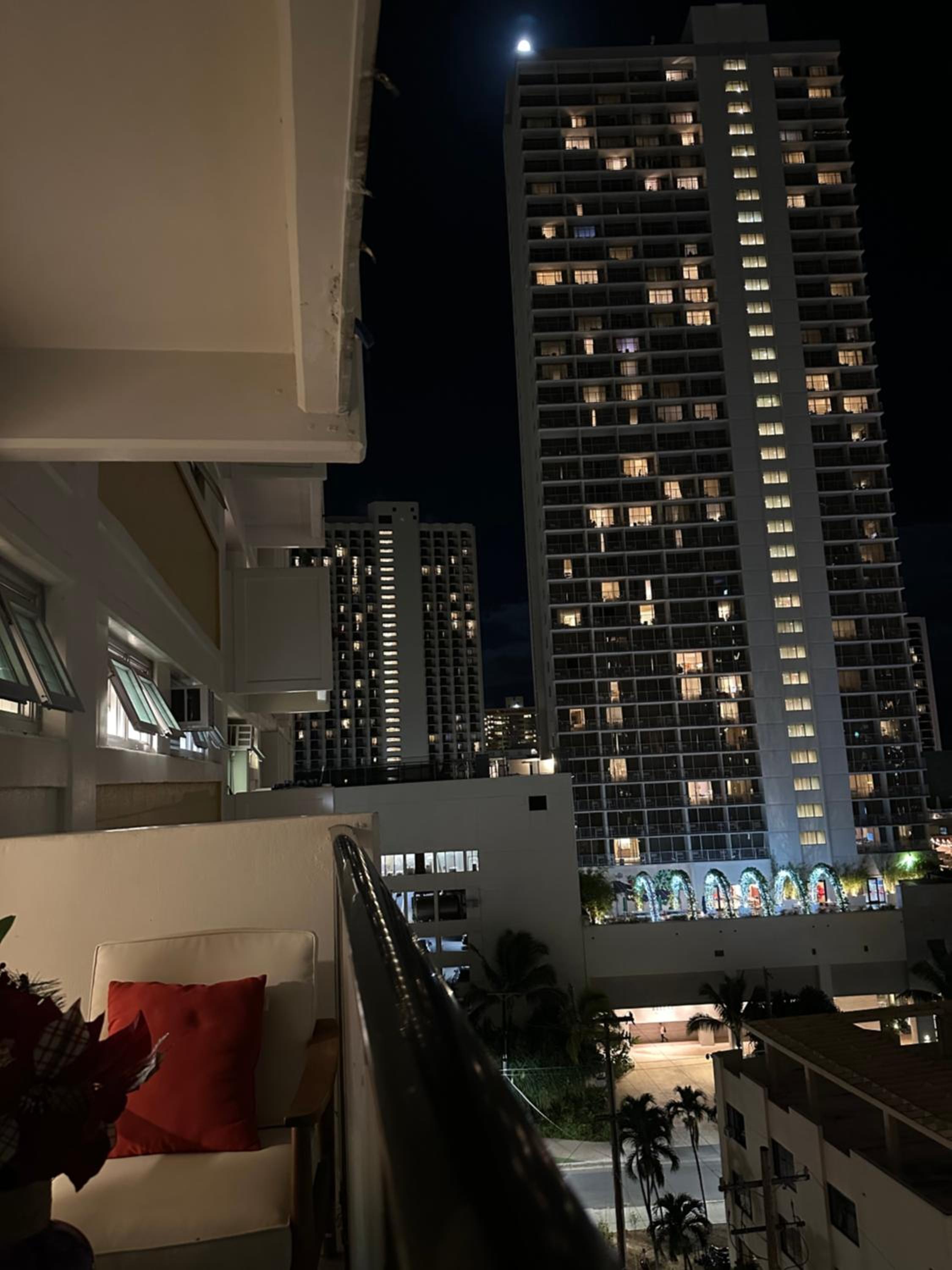 WELLCOME TO LOVELY CONDO 2 BEDS 2 BATHS FREE PARKING IN WAIKIKI BEACH: Two-Bedroom Apartment photo