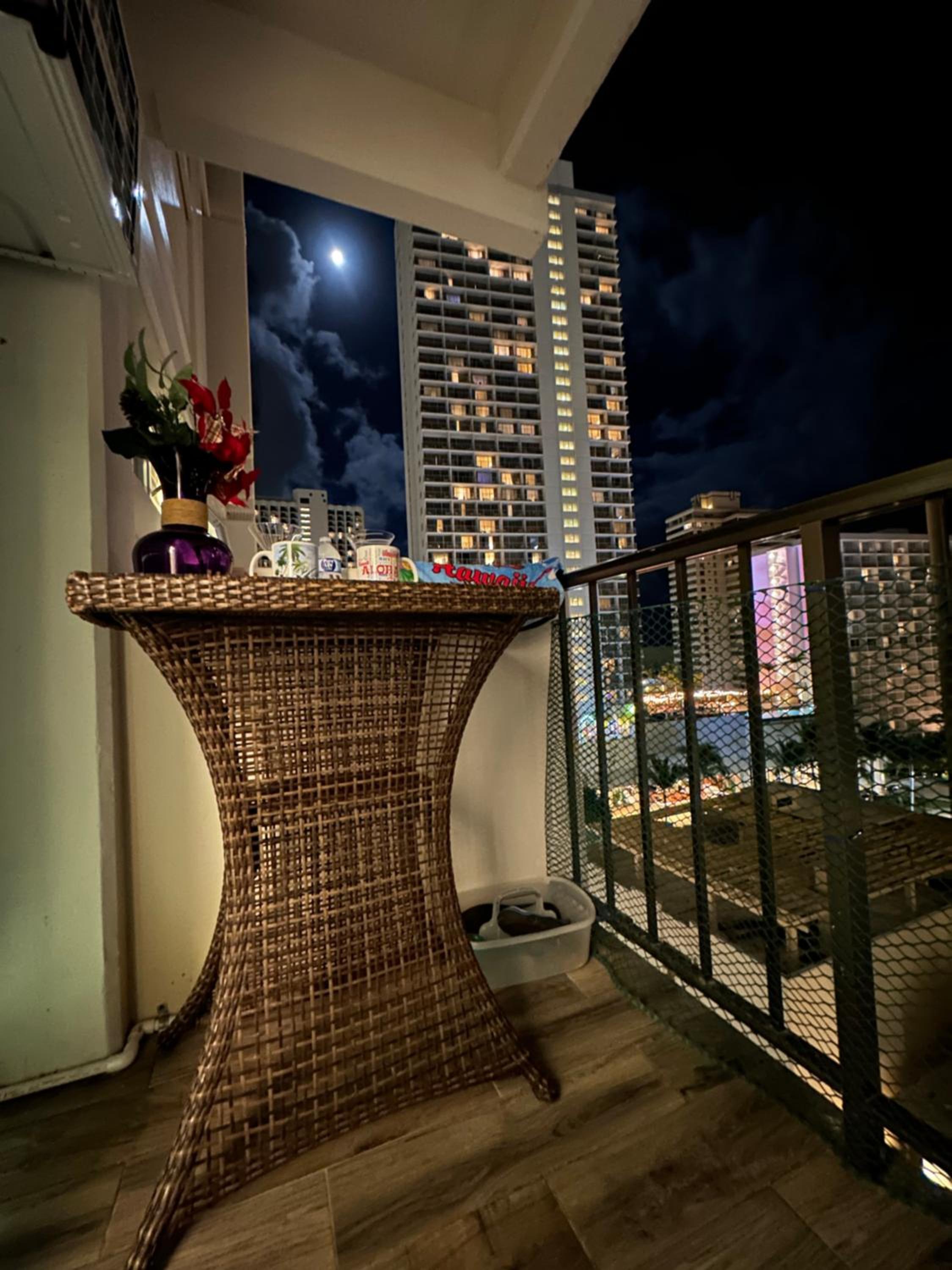 WELLCOME TO LOVELY CONDO 2 BEDS 2 BATHS FREE PARKING IN WAIKIKI BEACH: Two-Bedroom Apartment photo