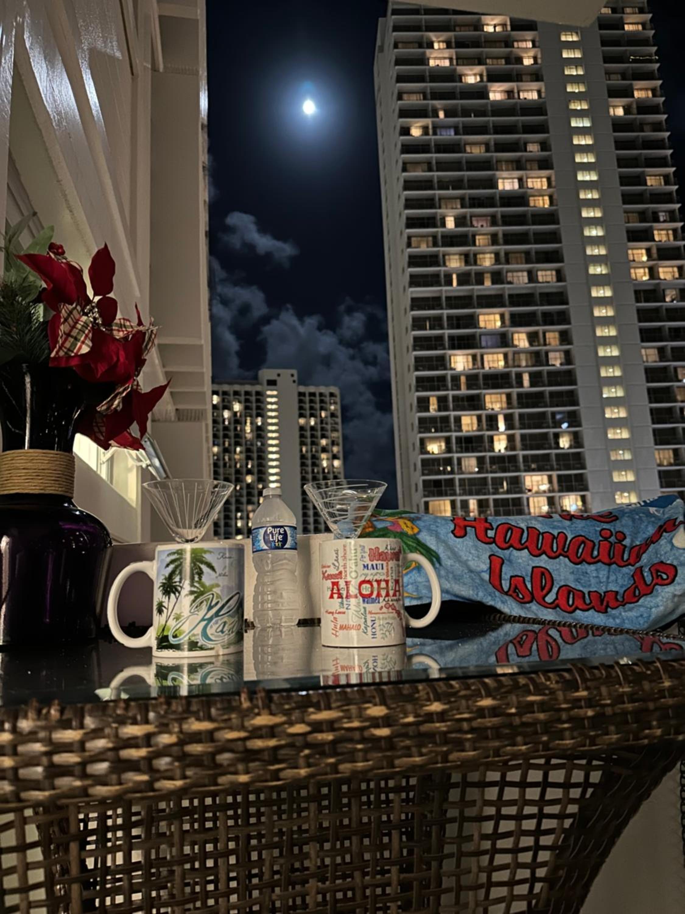 WELLCOME TO LOVELY CONDO 2 BEDS 2 BATHS FREE PARKING IN WAIKIKI BEACH: Two-Bedroom Apartment photo