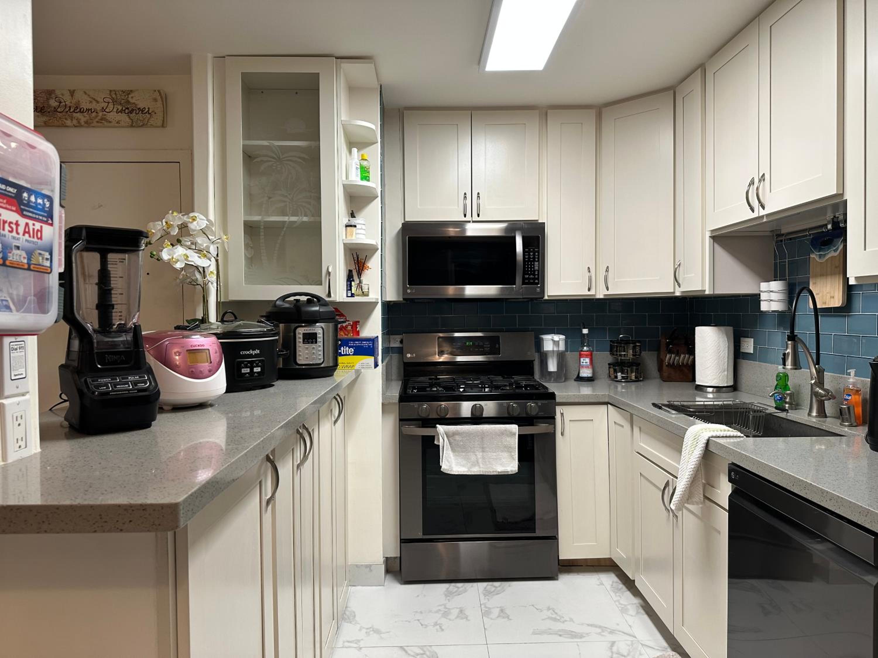WELLCOME TO LOVELY CONDO 2 BEDS 2 BATHS FREE PARKING IN WAIKIKI BEACH: Two-Bedroom Apartment photo