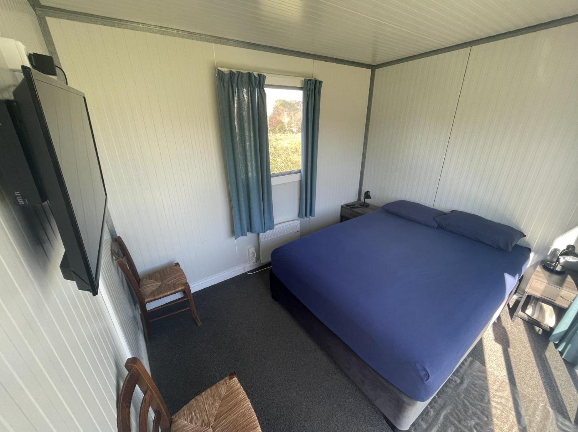 Queen Room with Shared Bathroom photo 1