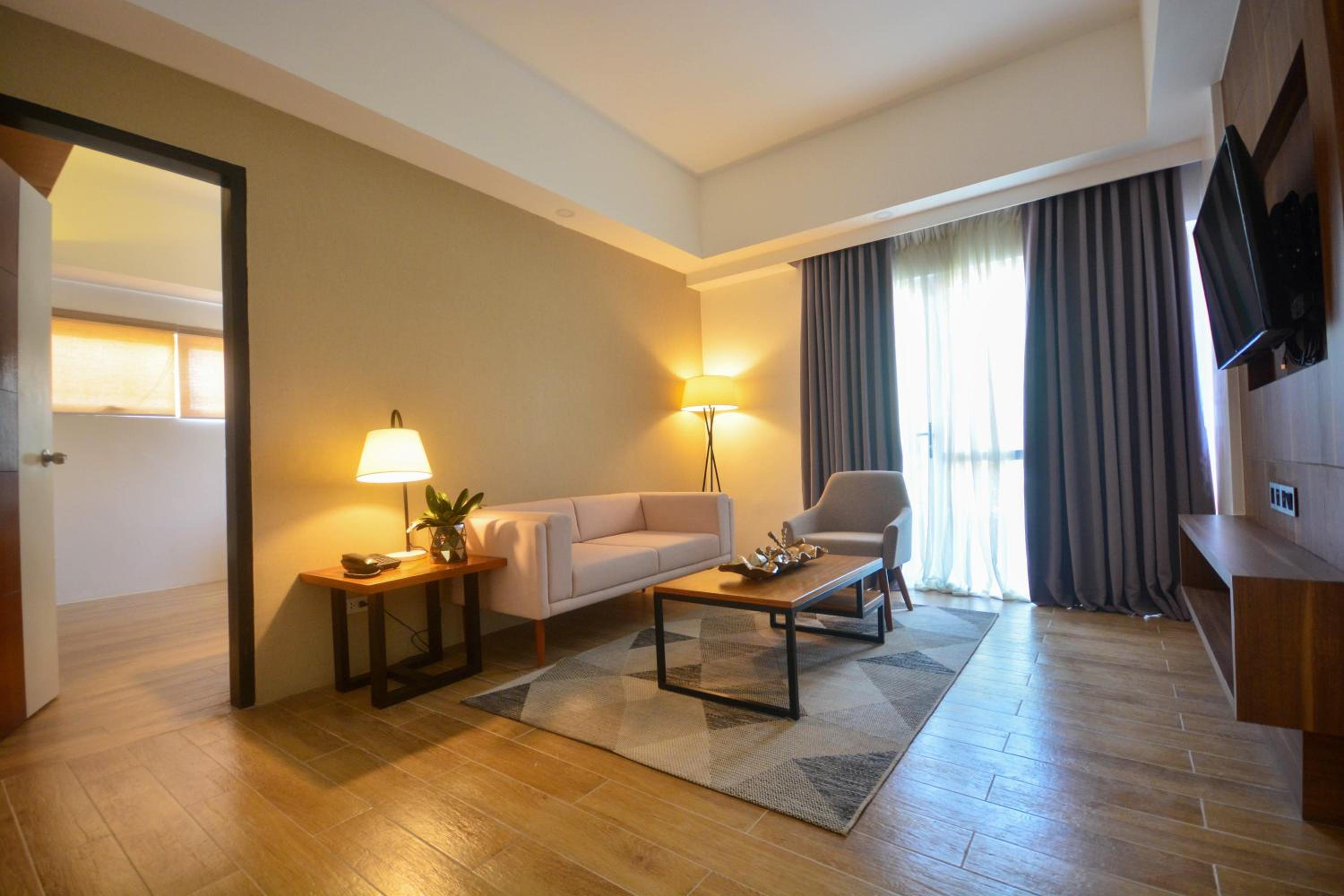 One-Bedroom Suite - Photo 2