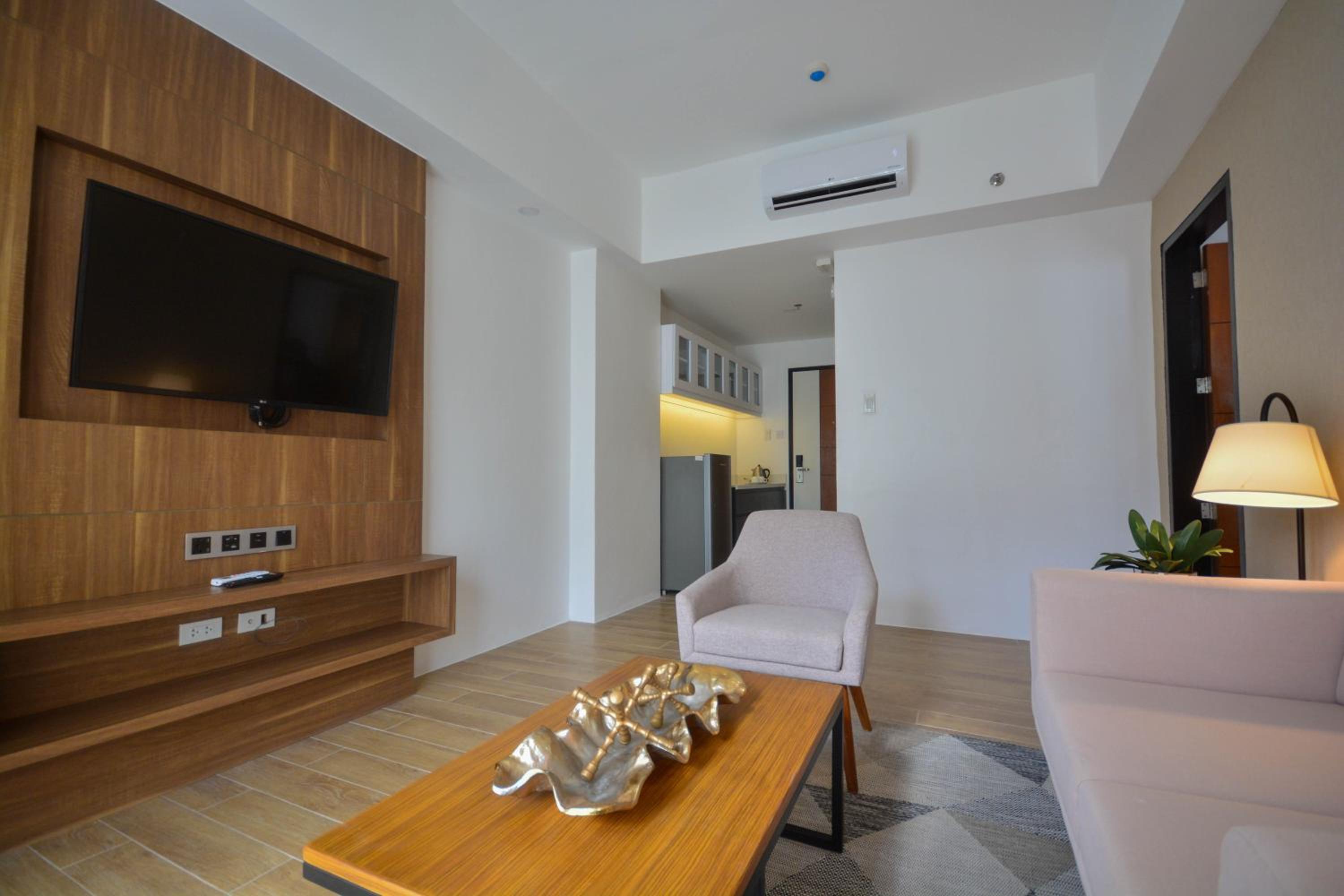 One-Bedroom Suite - Photo 5