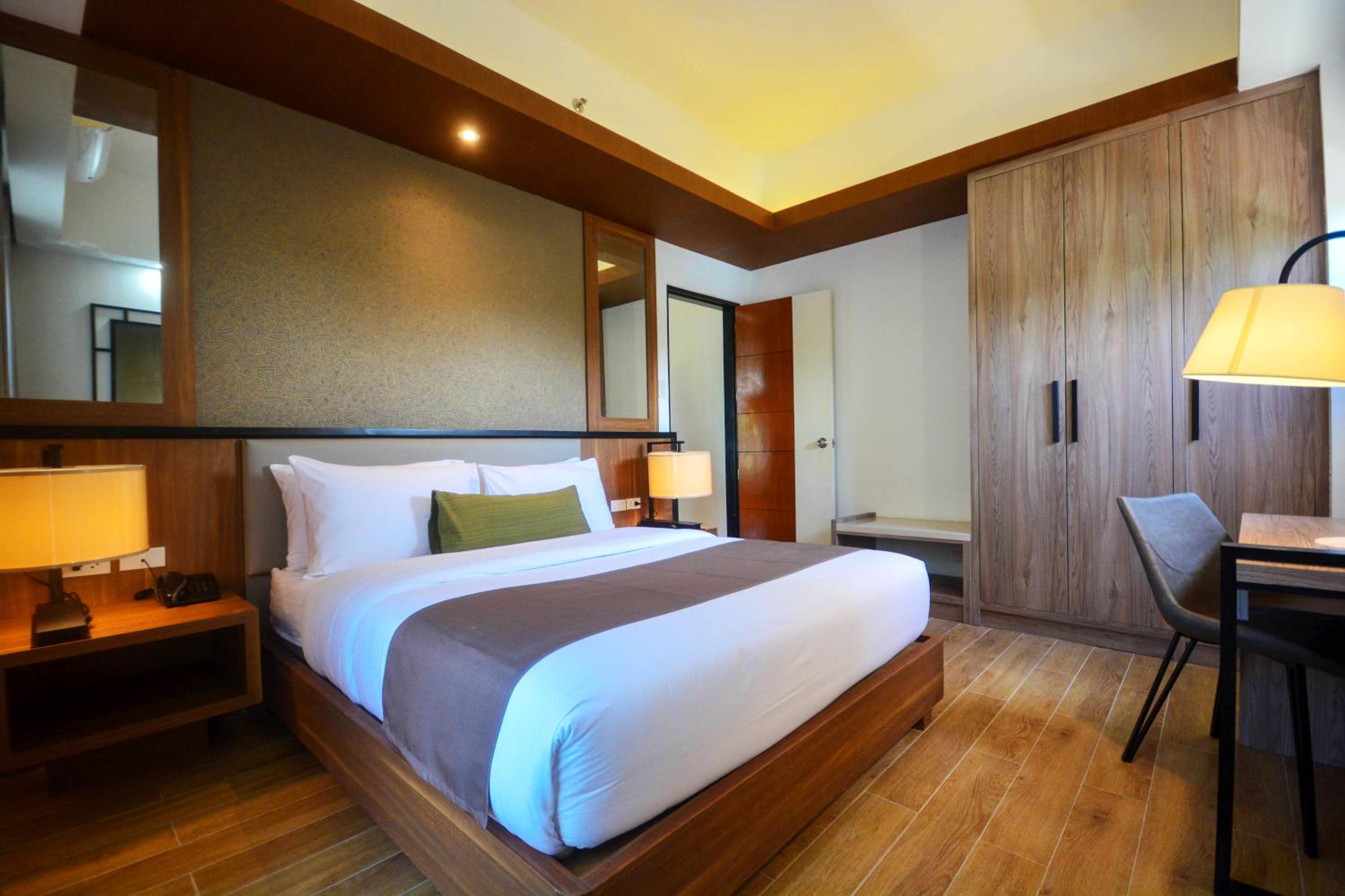 One-Bedroom Suite - Photo 3