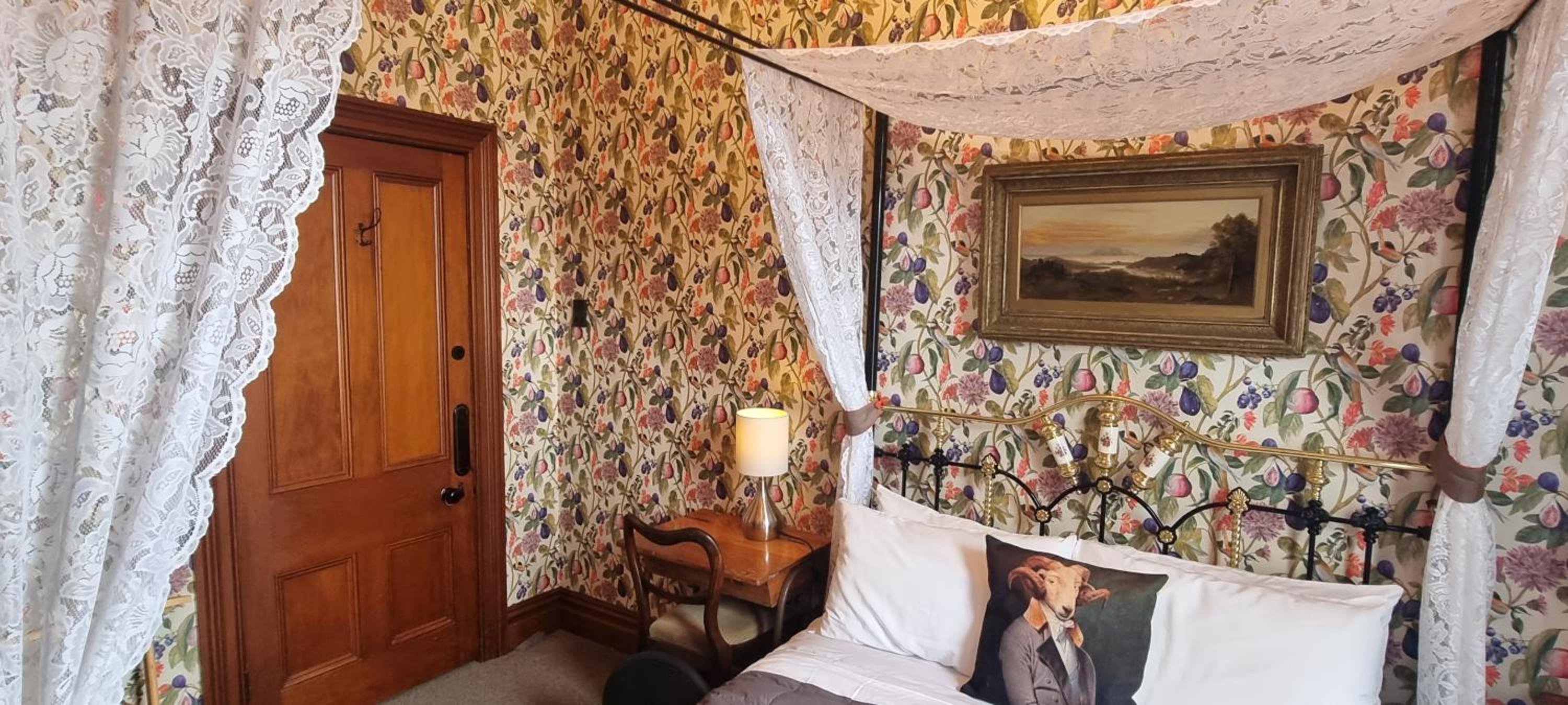 Deluxe Double Room with Shower - Photo 11