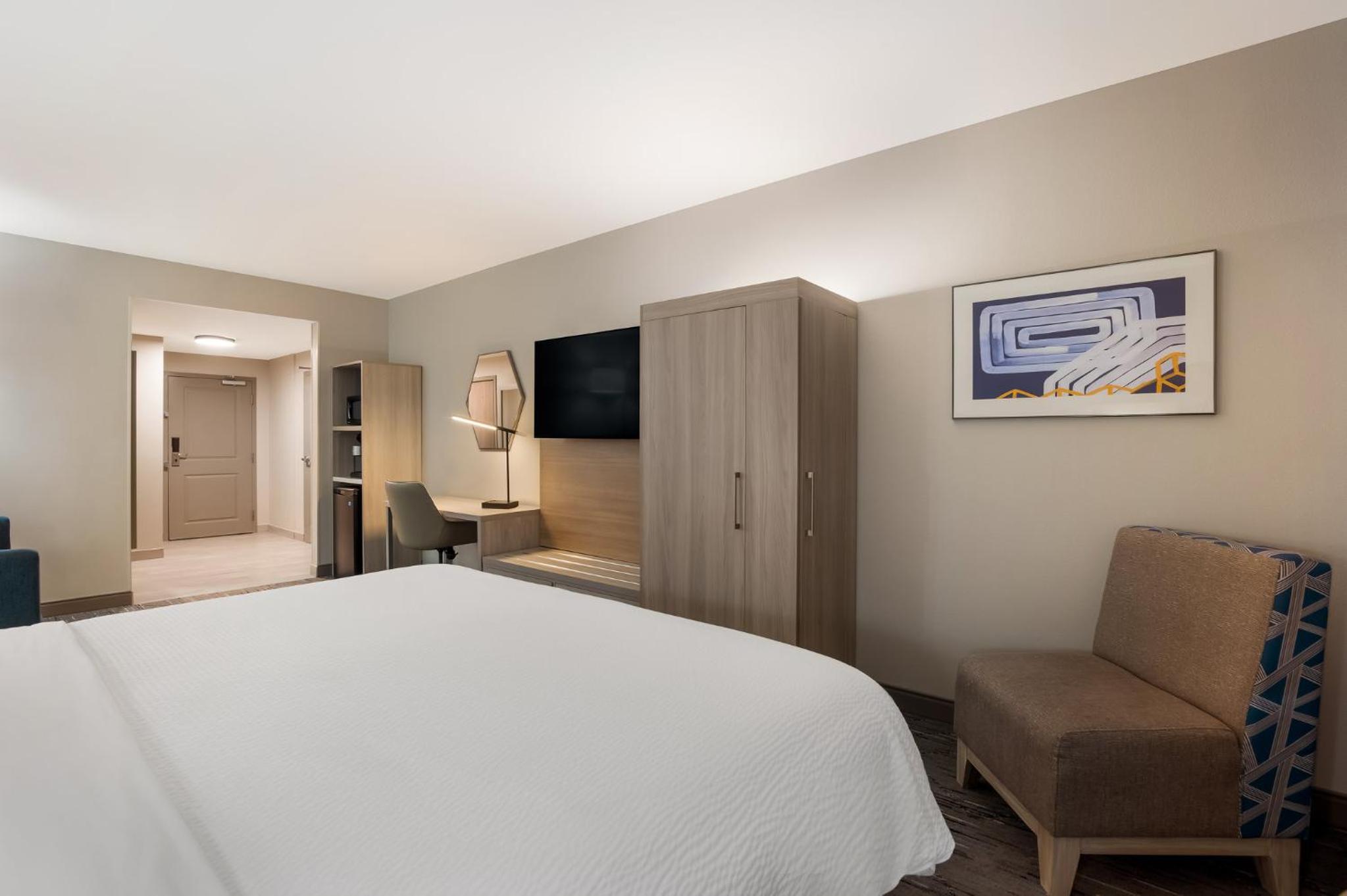 King Suite with Mobility Accessible Roll-In Shower - Photo 7
