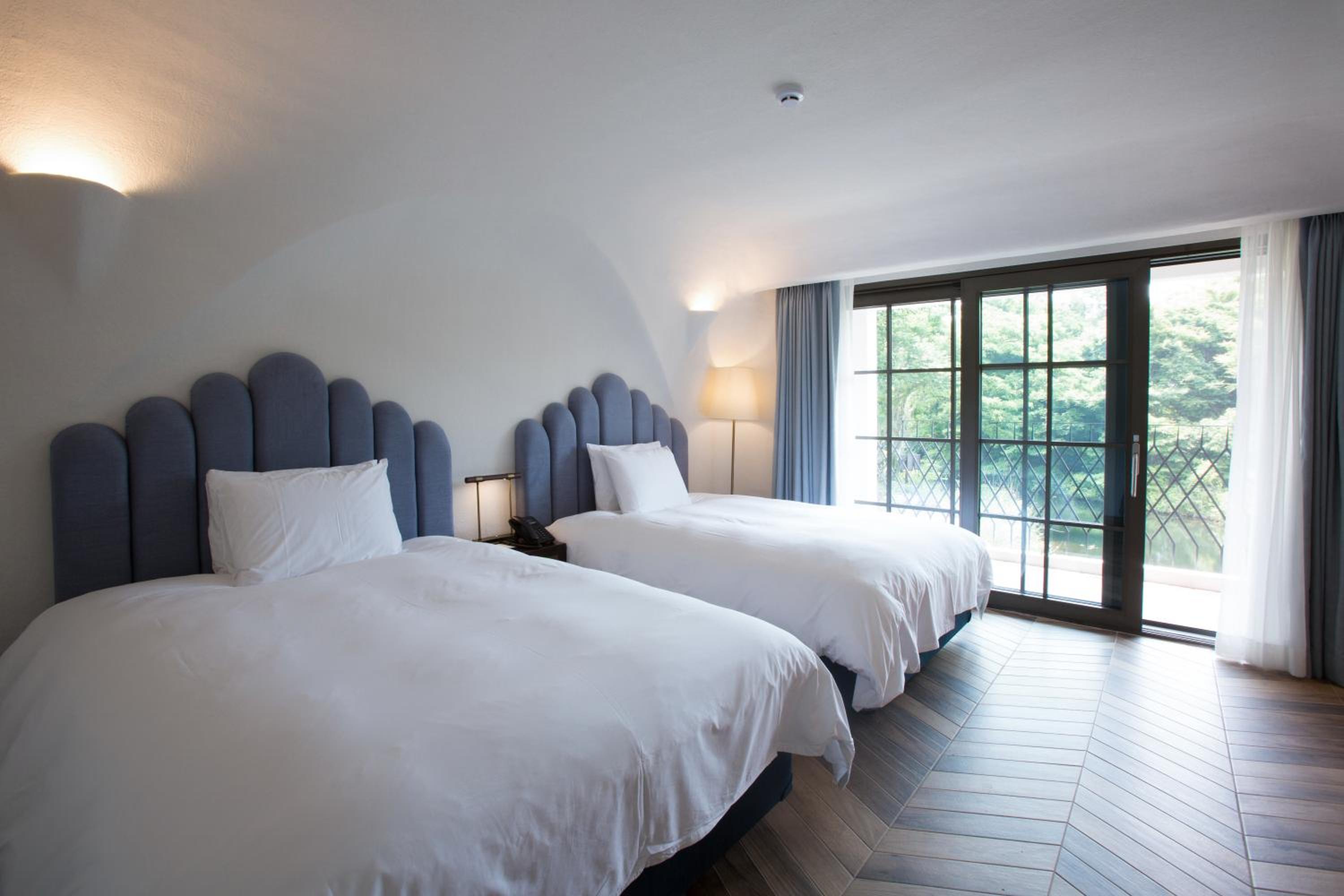 Corner Suite Room