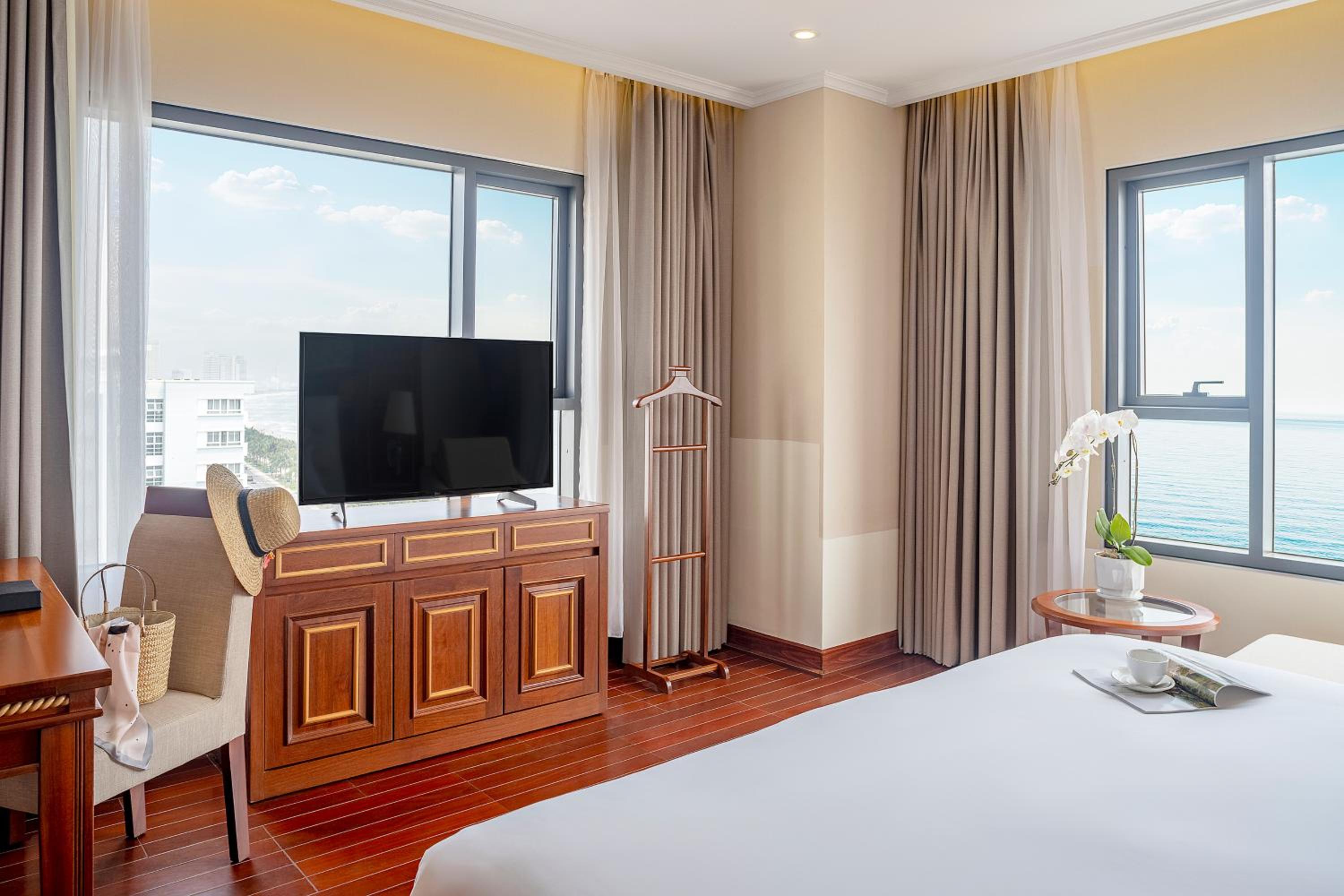 Junior Suite - Ocean Front photo 3