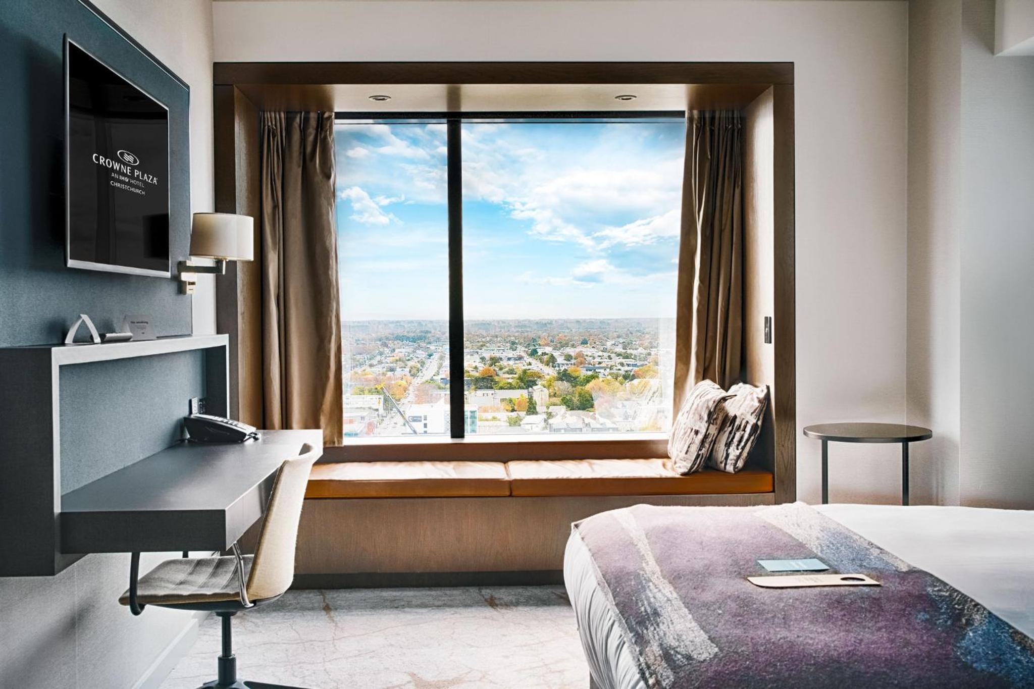 Standard King Room with City View - High Floor thumbnail 5