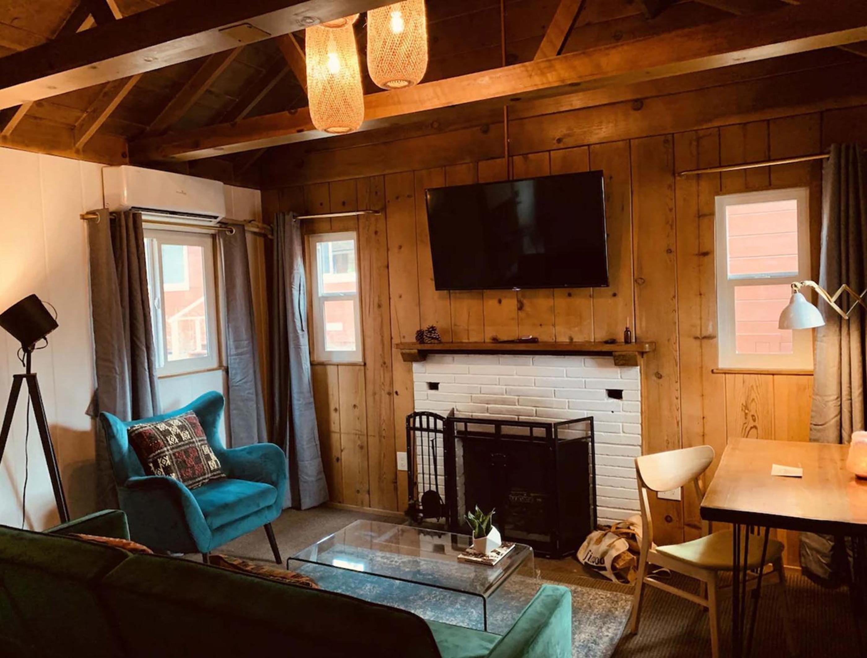 Deluxe Fireplace Cabin photo 1