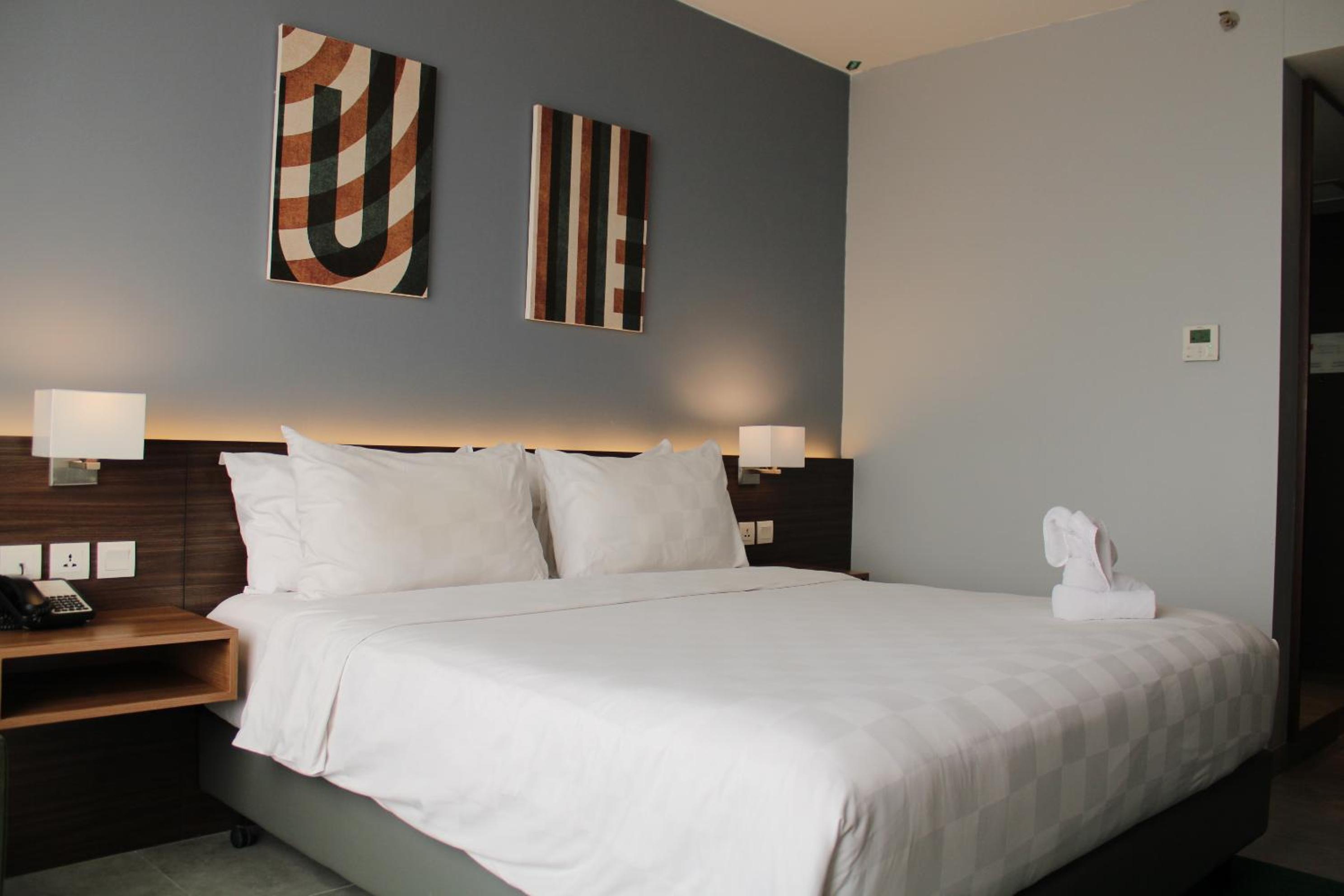 Deluxe Queen Room - Photo 8