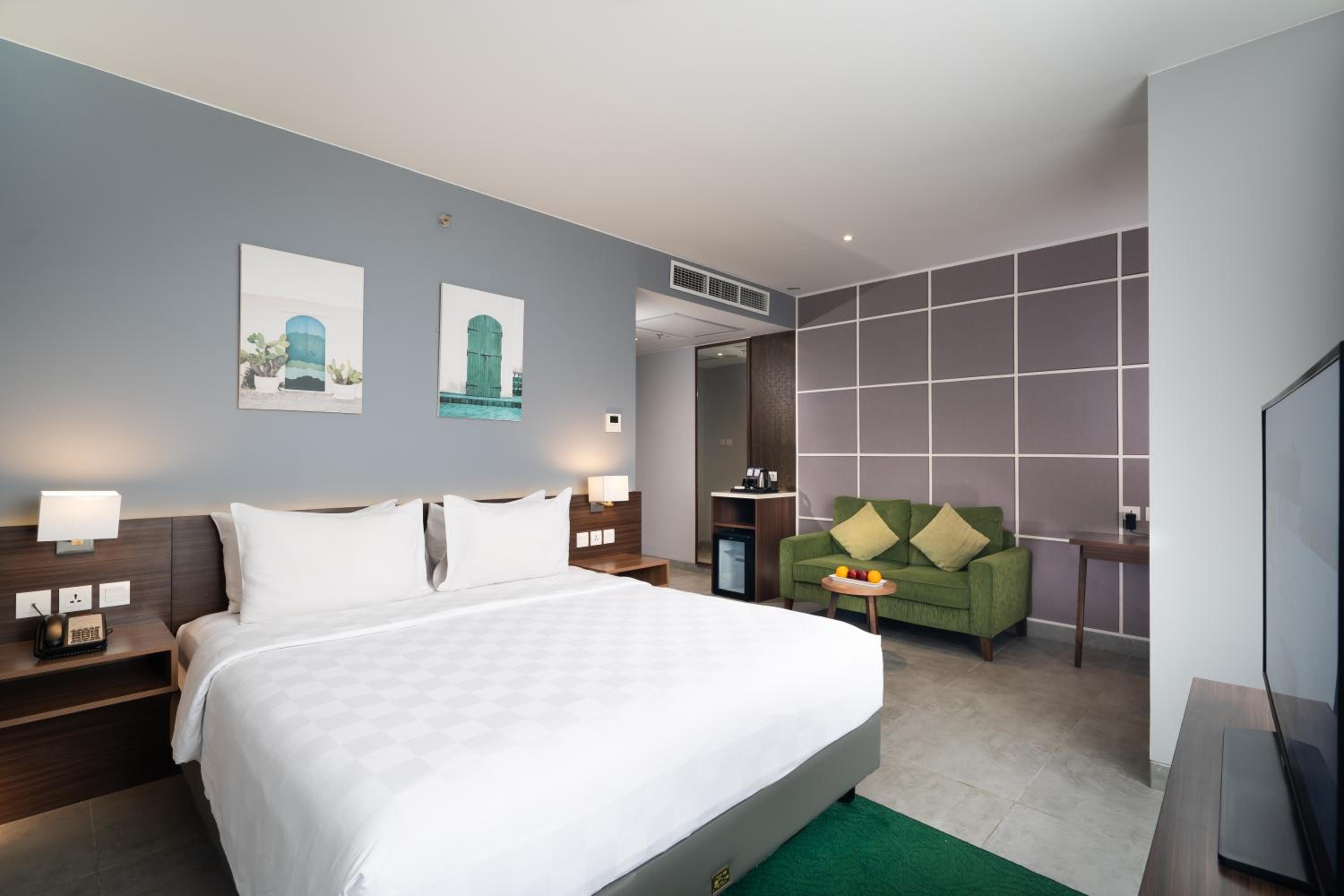 Superior Deluxe Queen Room - Photo 11