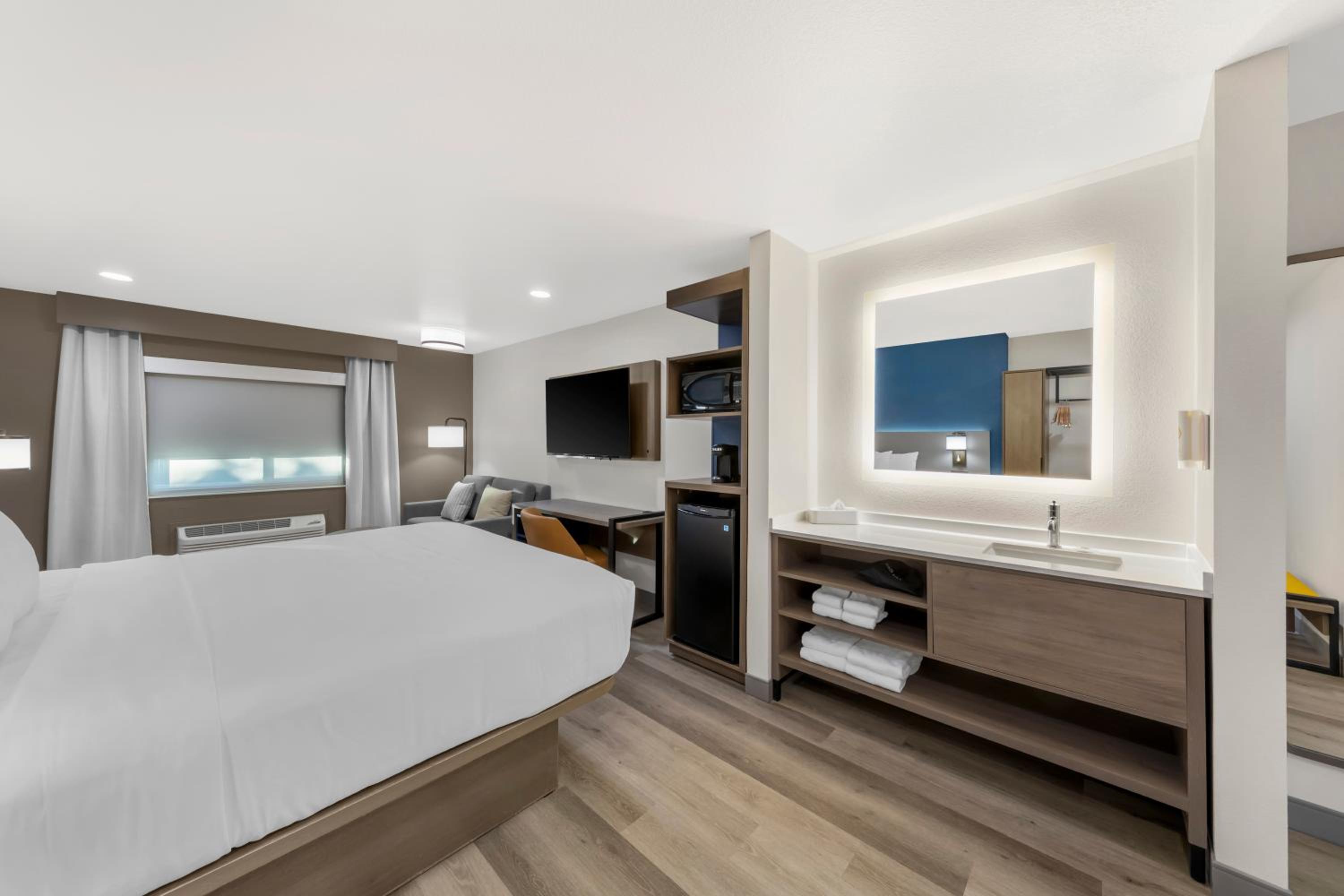 King Suite - Non-Smoking photo 1