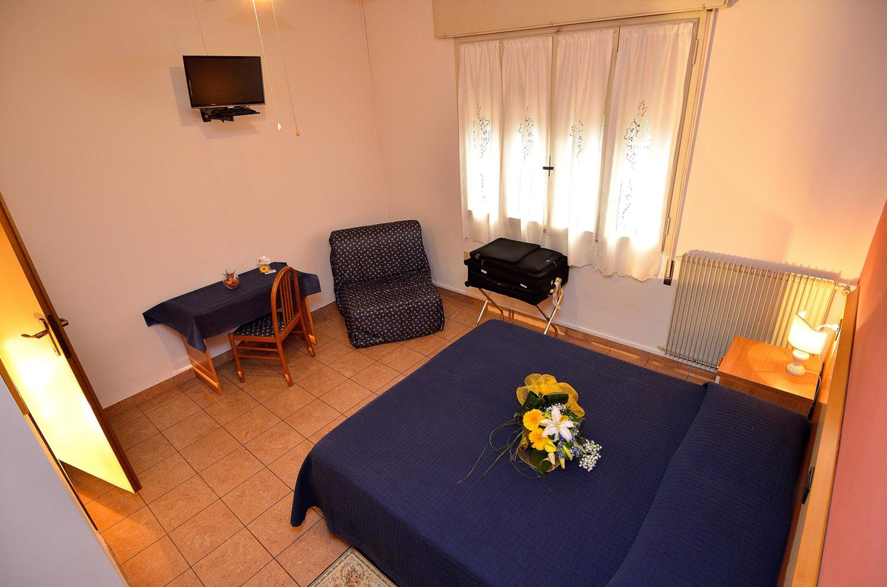 Double or Twin Room - Photo 6