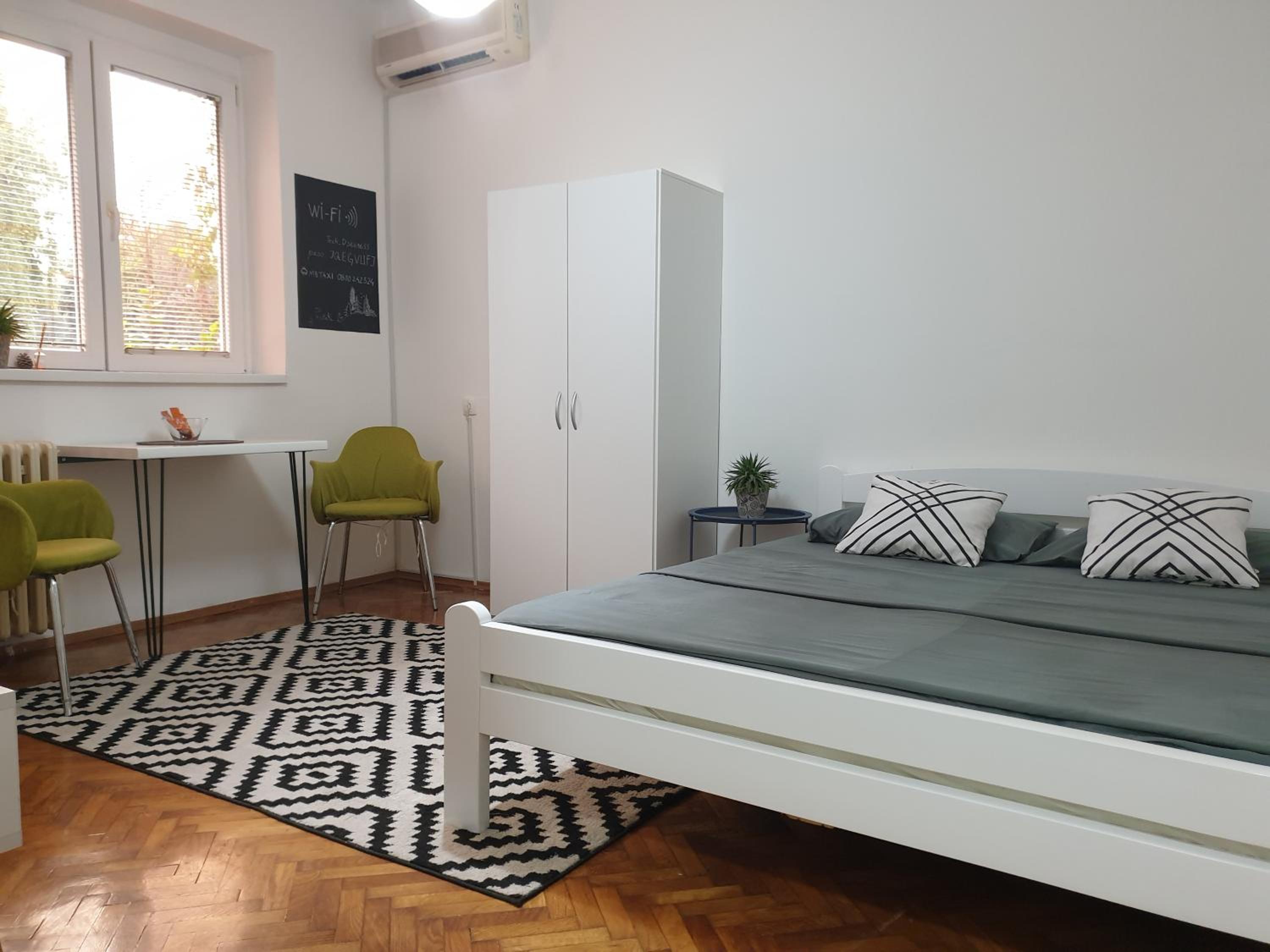 One-Bedroom Apartment photo 1