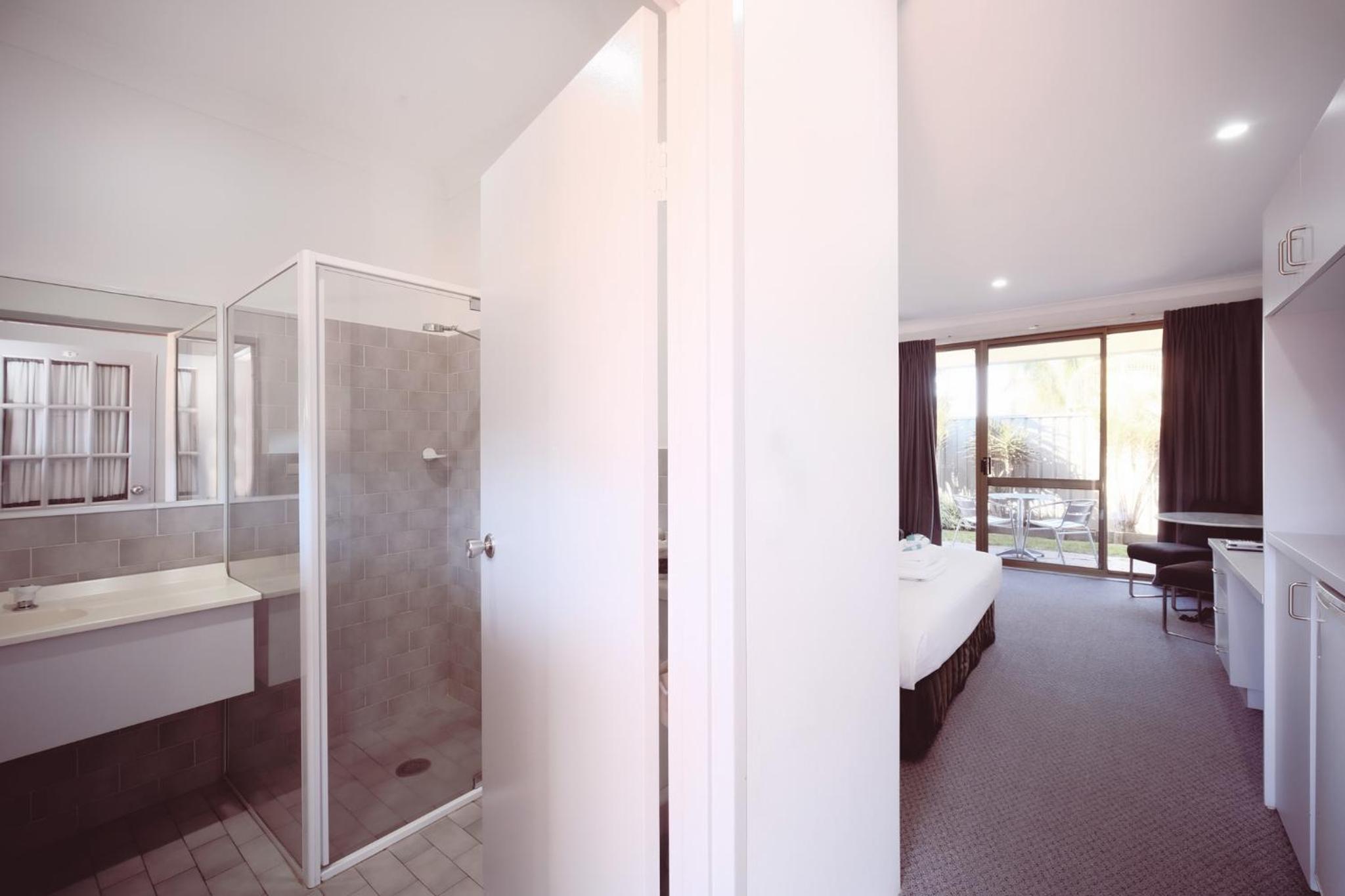 Standard King Room - Photo 2