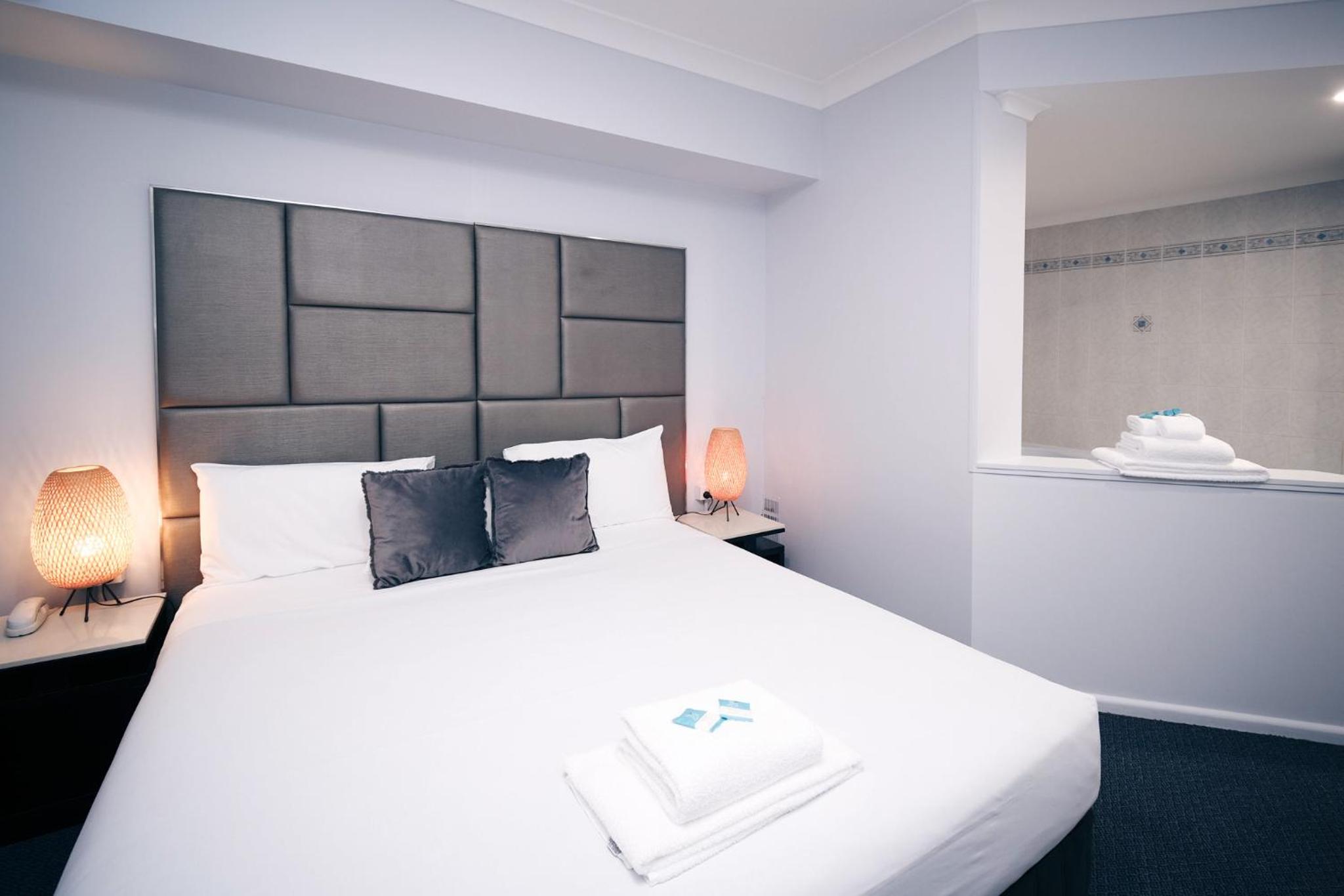Deluxe Suite with Spa Bath - Photo 4