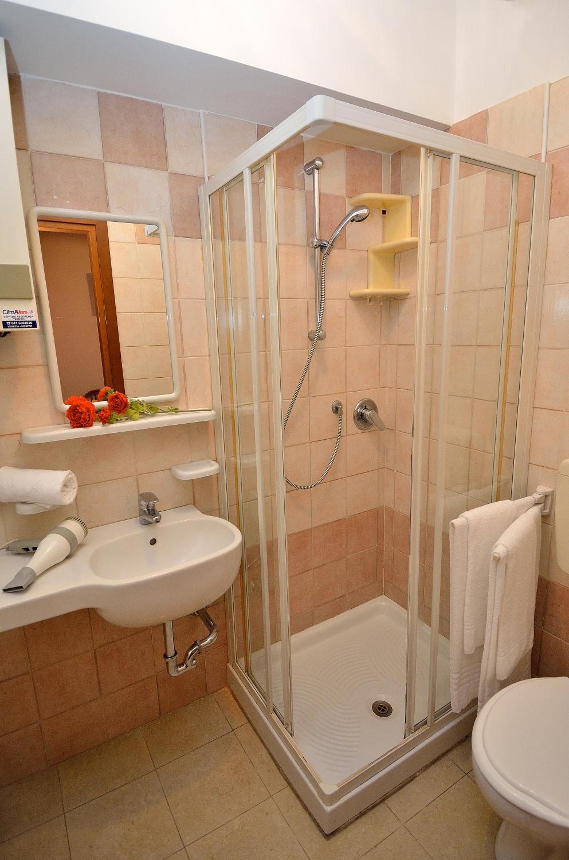 Double or Twin Room - Photo 5