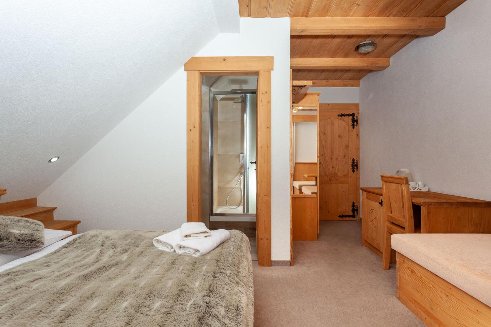 Deluxe Double Room with Balcony - Photo 7