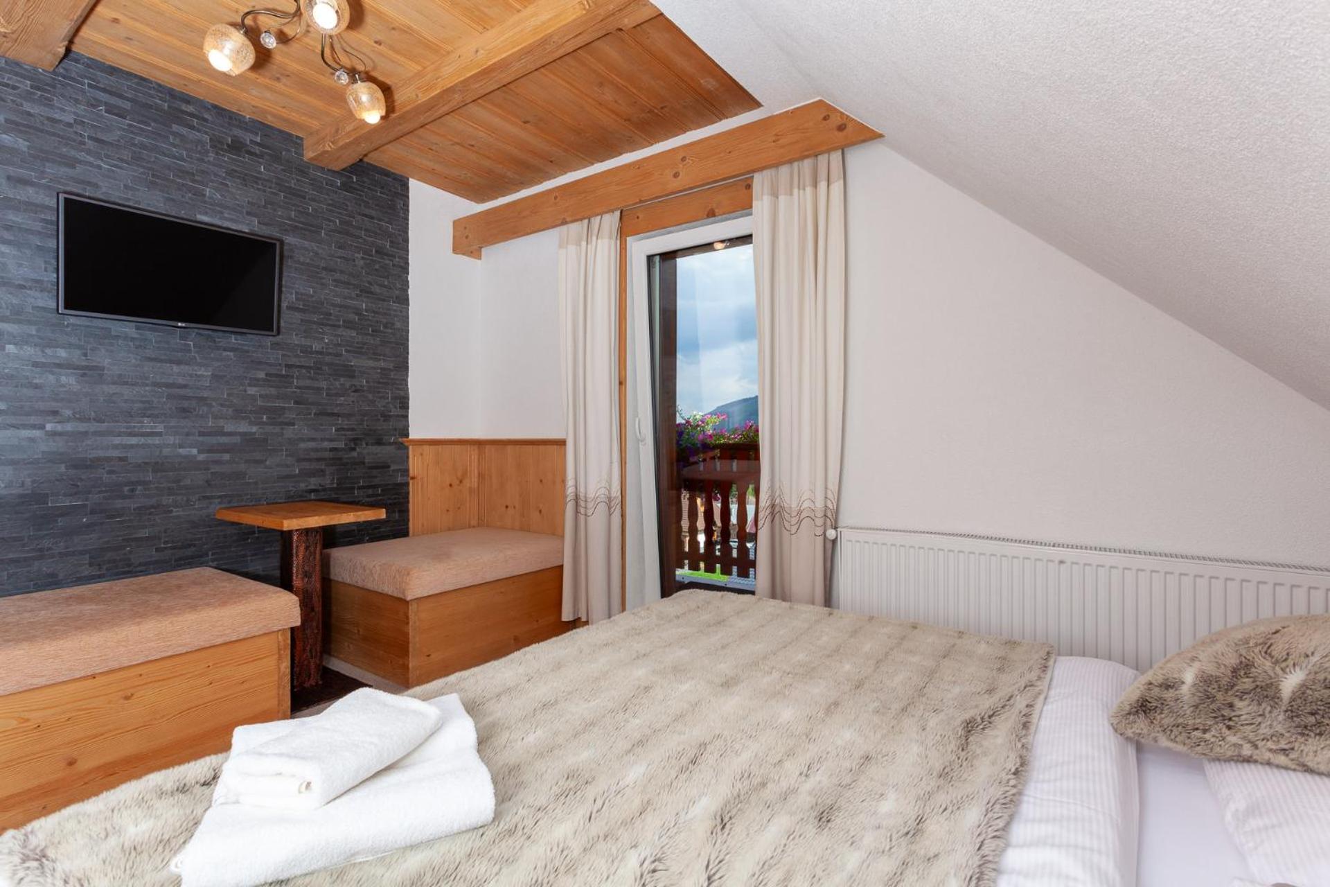 Deluxe Double Room with Balcony - Photo 6