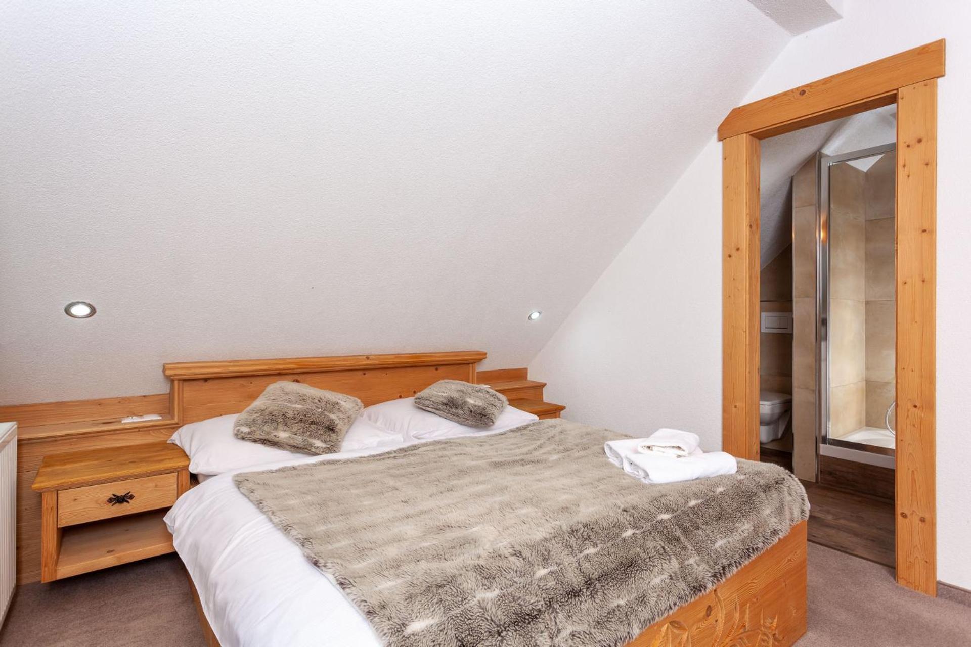 Deluxe Double Room with Balcony - Photo 5