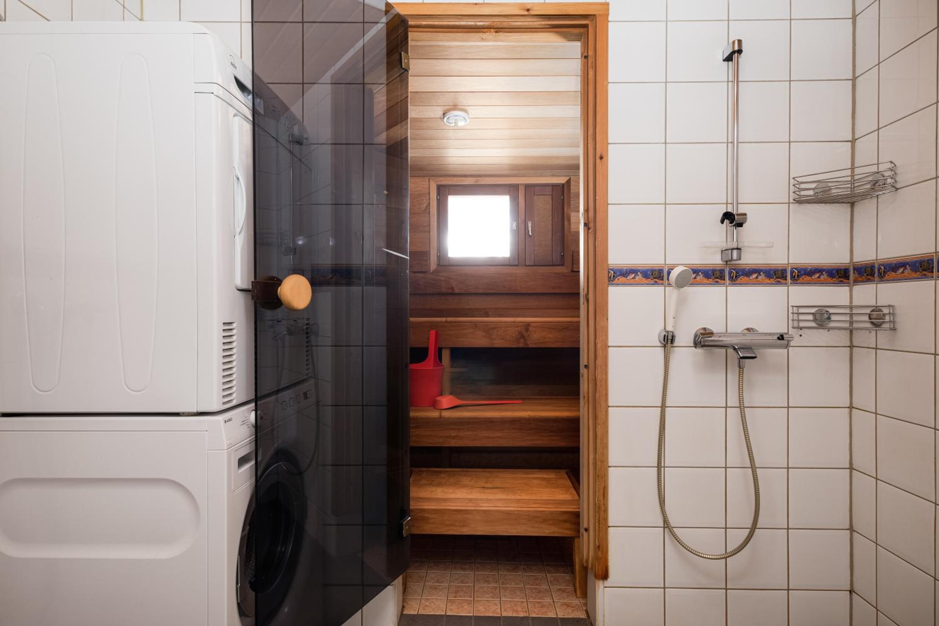 Four-Bedroom Apartment with Sauna - Photo 12
