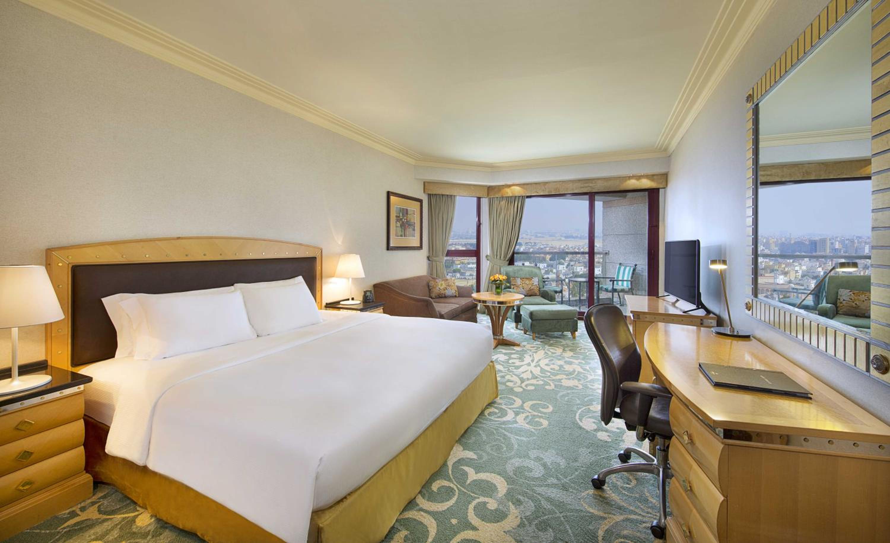 Deluxe King Room with City View - Photo 5